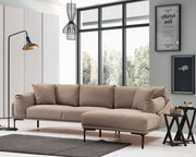 Sofá de canto elegante, cor mocha, 255 x 150 cm | Estrutura em madeira de faia e aglomerado, 100% poliéster, pernas em metal preto | Inclui 2 almofadas, perfeito para ambientes modernos