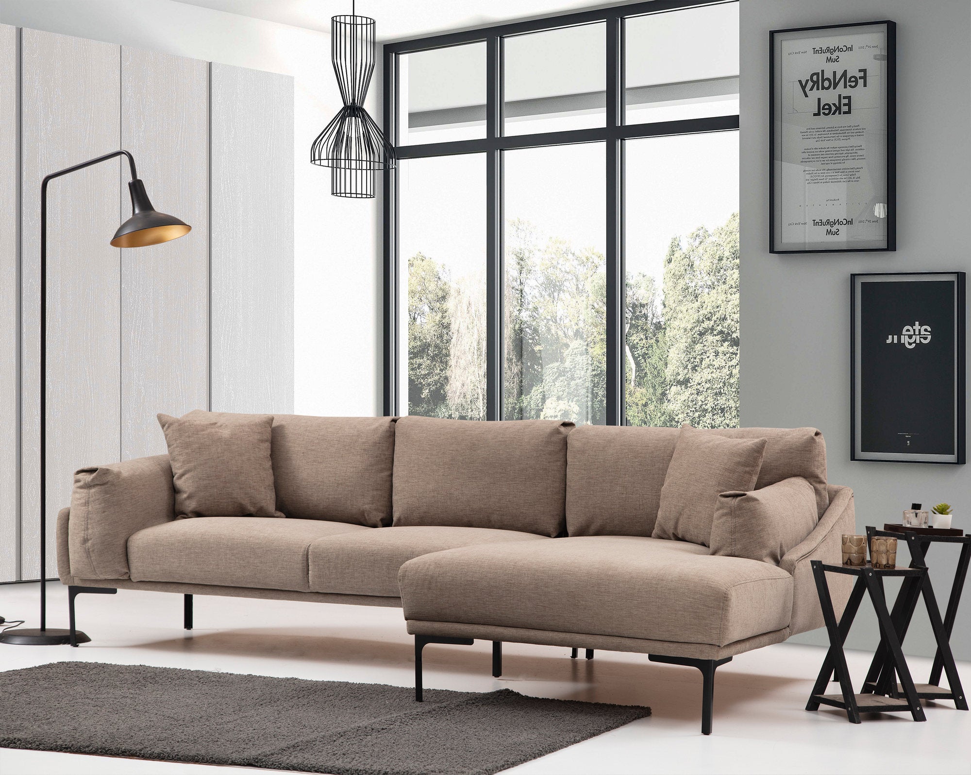 Sofá de canto elegante, cor mocha, 255 x 150 cm | Estrutura em madeira de faia e aglomerado, 100% poliéster, pernas em metal preto | Inclui 2 almofadas, perfeito para ambientes modernos