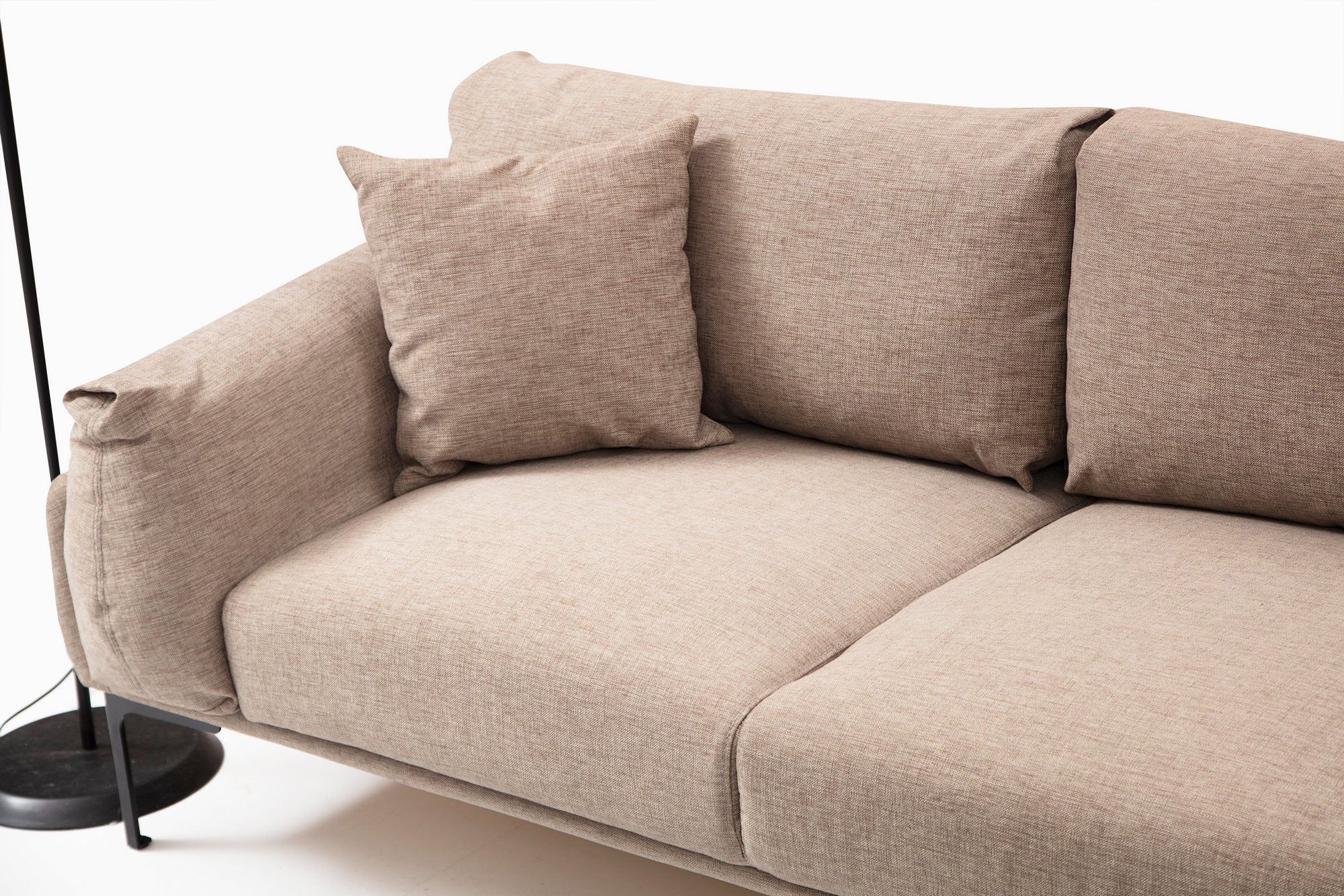 Sofá de canto elegante, cor mocha, 255 x 150 cm | Estrutura em madeira de faia e aglomerado, 100% poliéster, pernas em metal preto | Inclui 2 almofadas, perfeito para ambientes modernos
