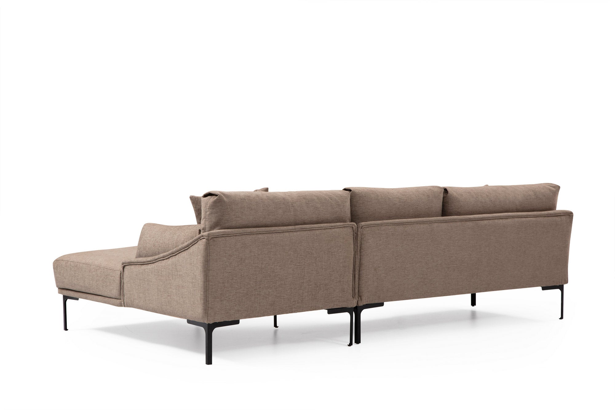 Sofá de canto elegante, cor mocha, 255 x 150 cm | Estrutura em madeira de faia e aglomerado, 100% poliéster, pernas em metal preto | Inclui 2 almofadas, perfeito para ambientes modernos