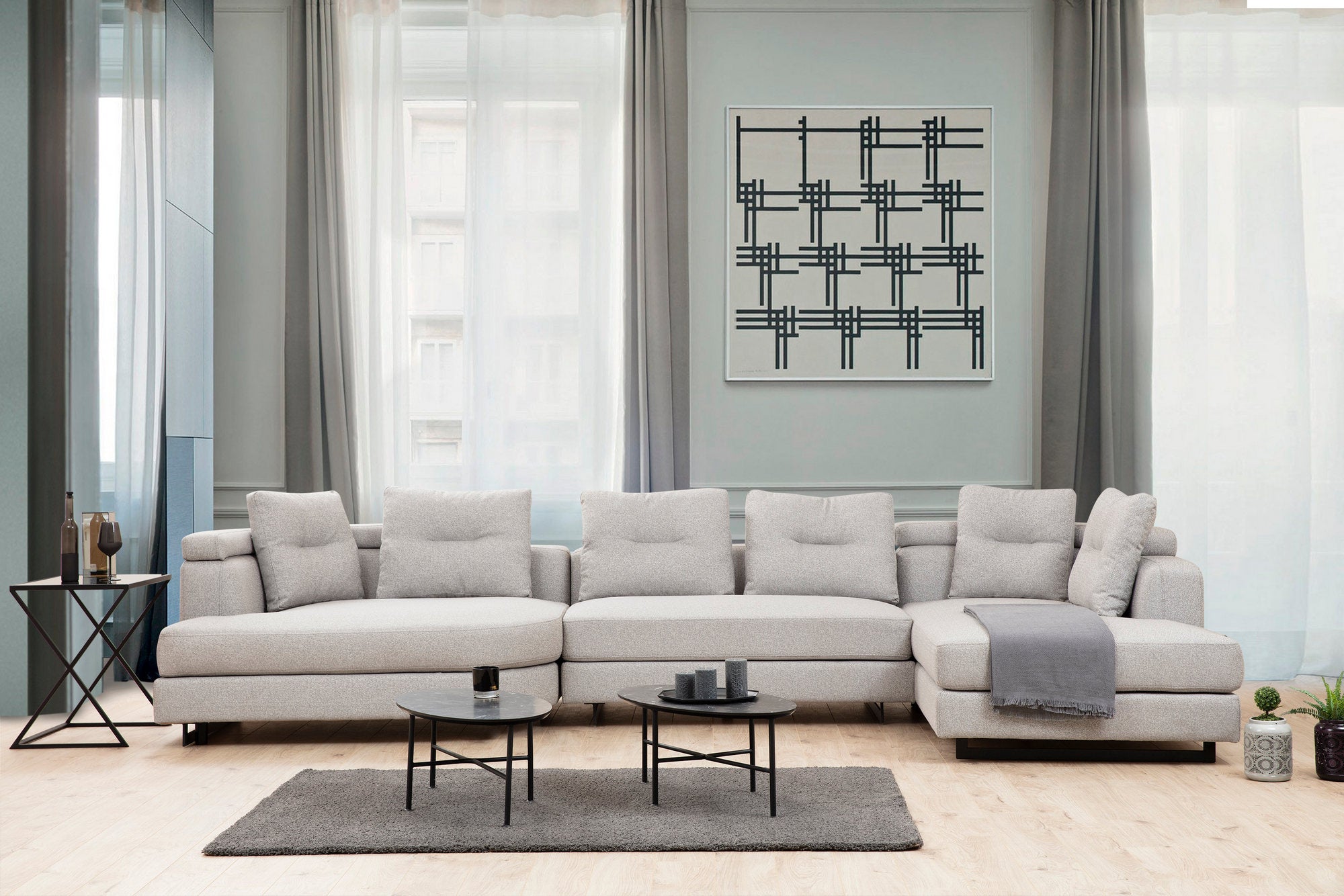 Sofá de canto elegante, cinza claro, 140 x 385 x 200 cm | Estrutura em madeira de faia e aglomerado, 100% poliéster, pernas de metal preto | Inclui 2 almofadas, perfeito para ambientes modernos