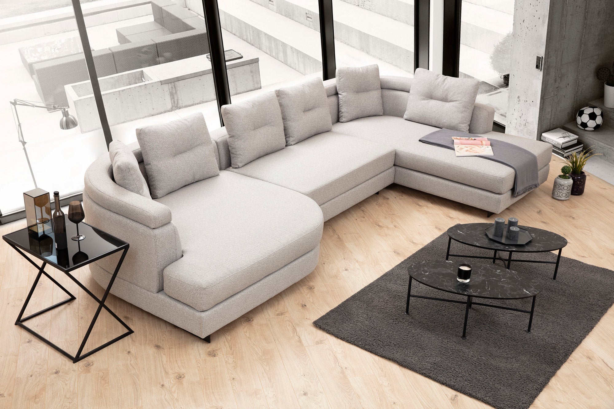 Sofá de canto elegante, cinza claro, 140 x 385 x 200 cm | Estrutura em madeira de faia e aglomerado, 100% poliéster, pernas de metal preto | Inclui 2 almofadas, perfeito para ambientes modernos