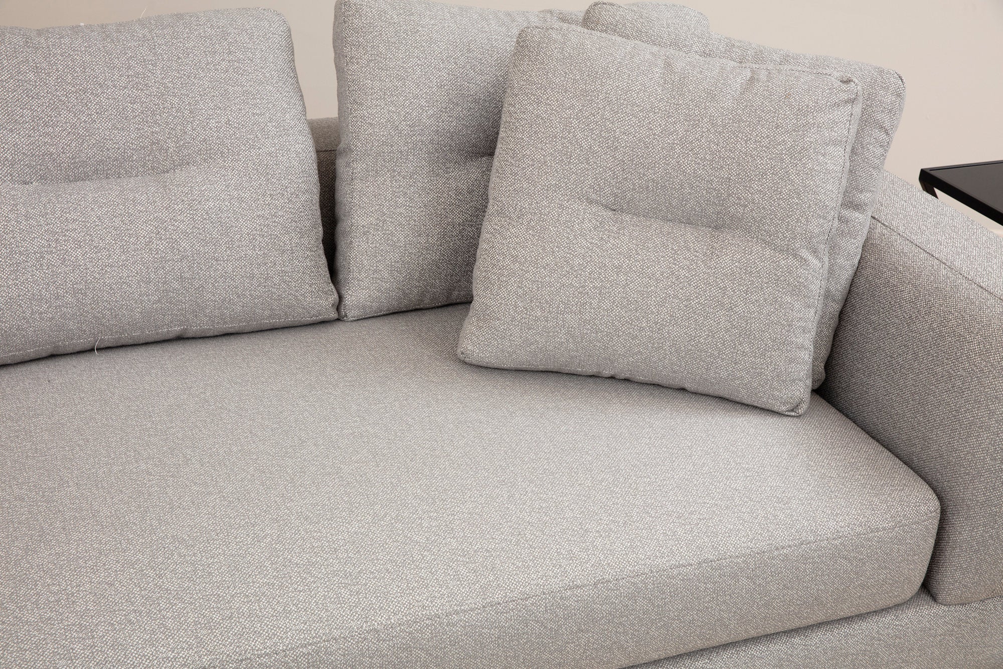 Sofá de canto elegante, cinza claro, 140 x 385 x 200 cm | Estrutura em madeira de faia e aglomerado, 100% poliéster, pernas de metal preto | Inclui 2 almofadas, perfeito para ambientes modernos