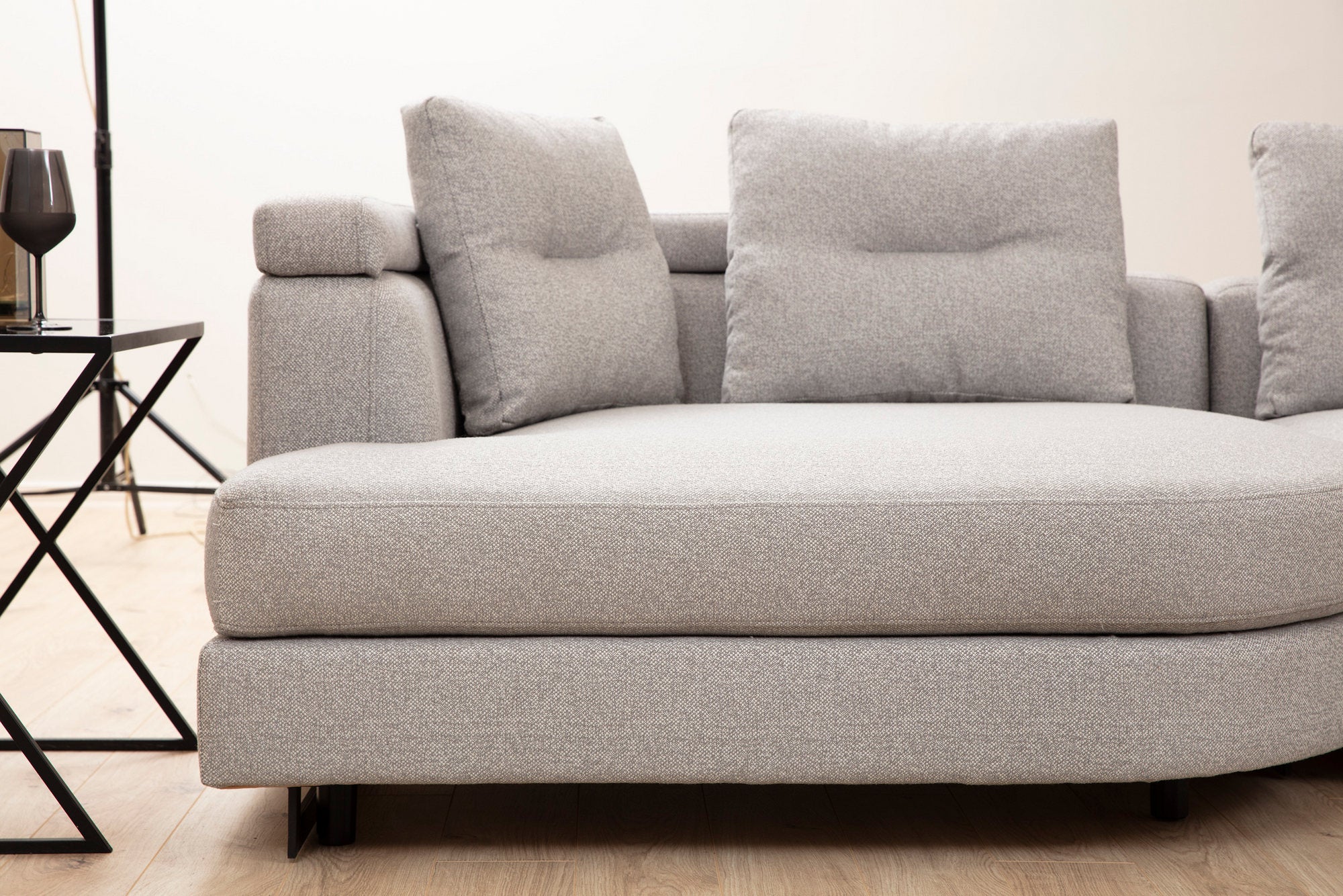 Sofá de canto elegante, cinza claro, 140 x 385 x 200 cm | Estrutura em madeira de faia e aglomerado, 100% poliéster, pernas de metal preto | Inclui 2 almofadas, perfeito para ambientes modernos