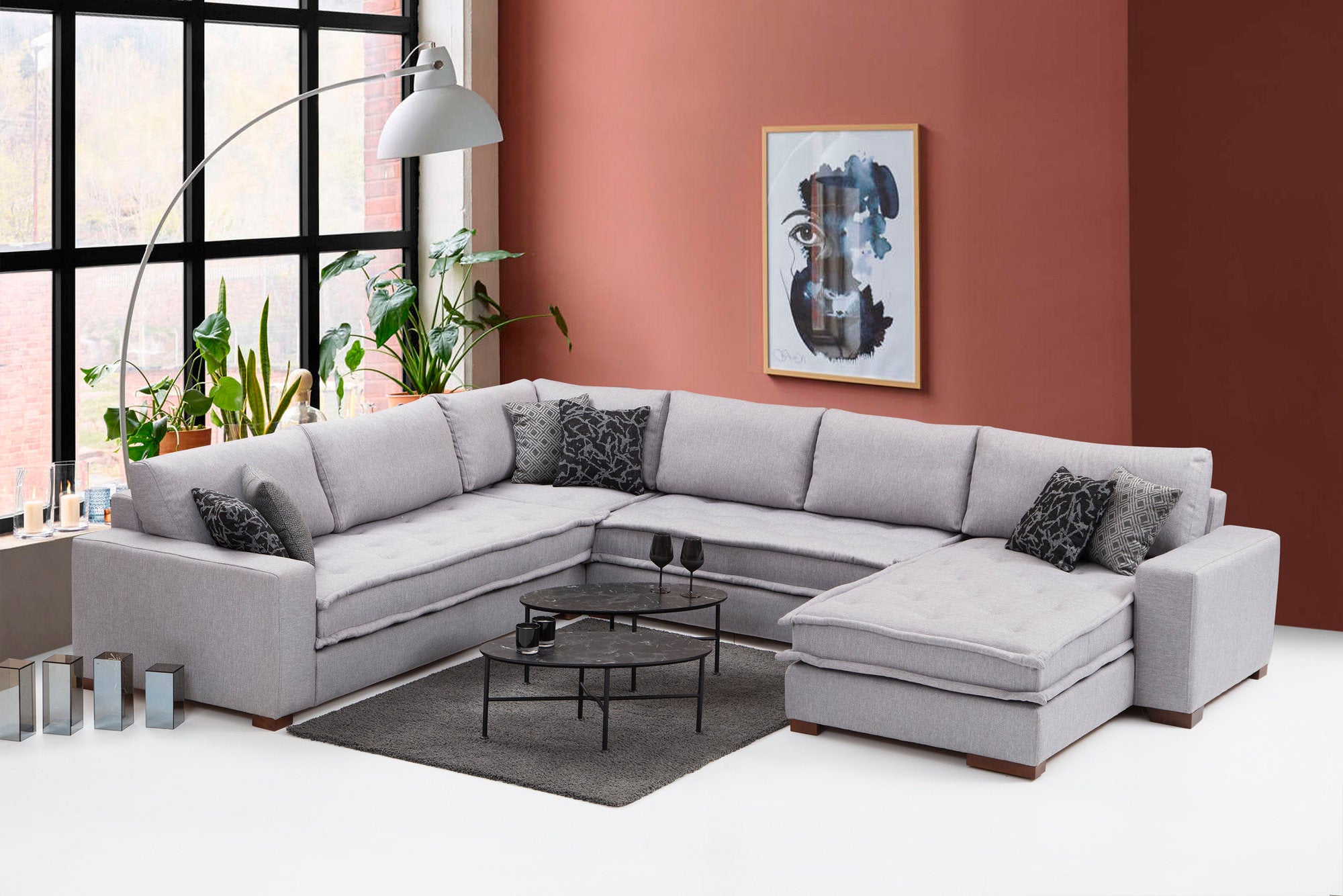 Sofá de canto elegante, cinza claro, 296 x 350 x 190 cm | Estrutura em madeira de faia e aglomerado, 100% poliéster, espuma macia, pernas de metal preto | Inclui 2 almofadas
