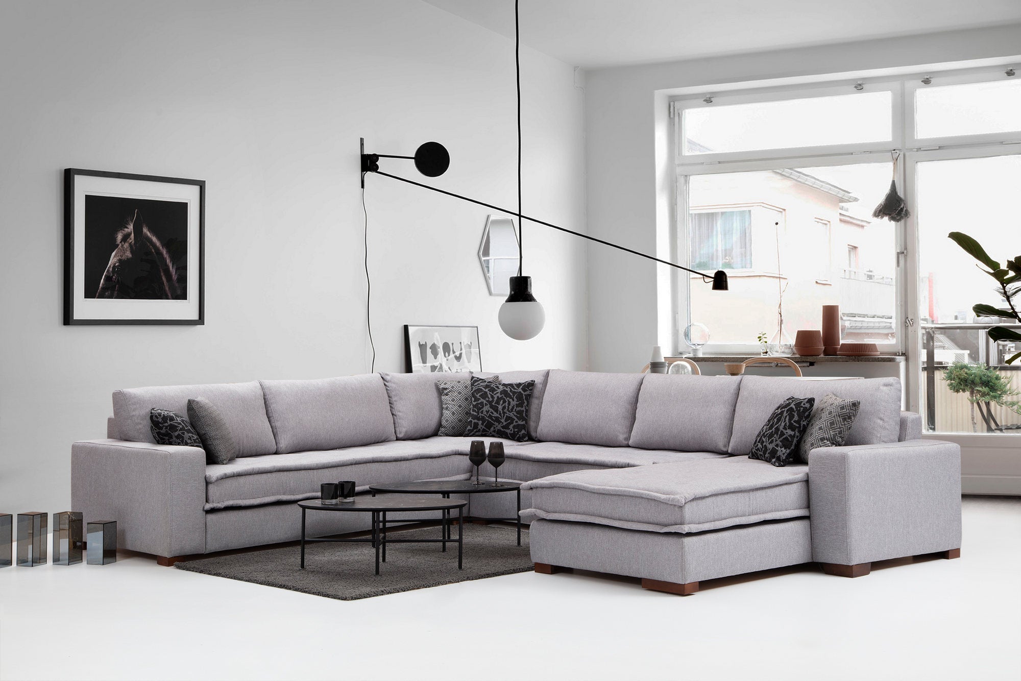 Sofá de canto elegante, cinza claro, 296 x 350 x 190 cm | Estrutura em madeira de faia e aglomerado, 100% poliéster, espuma macia, pernas de metal preto | Inclui 2 almofadas