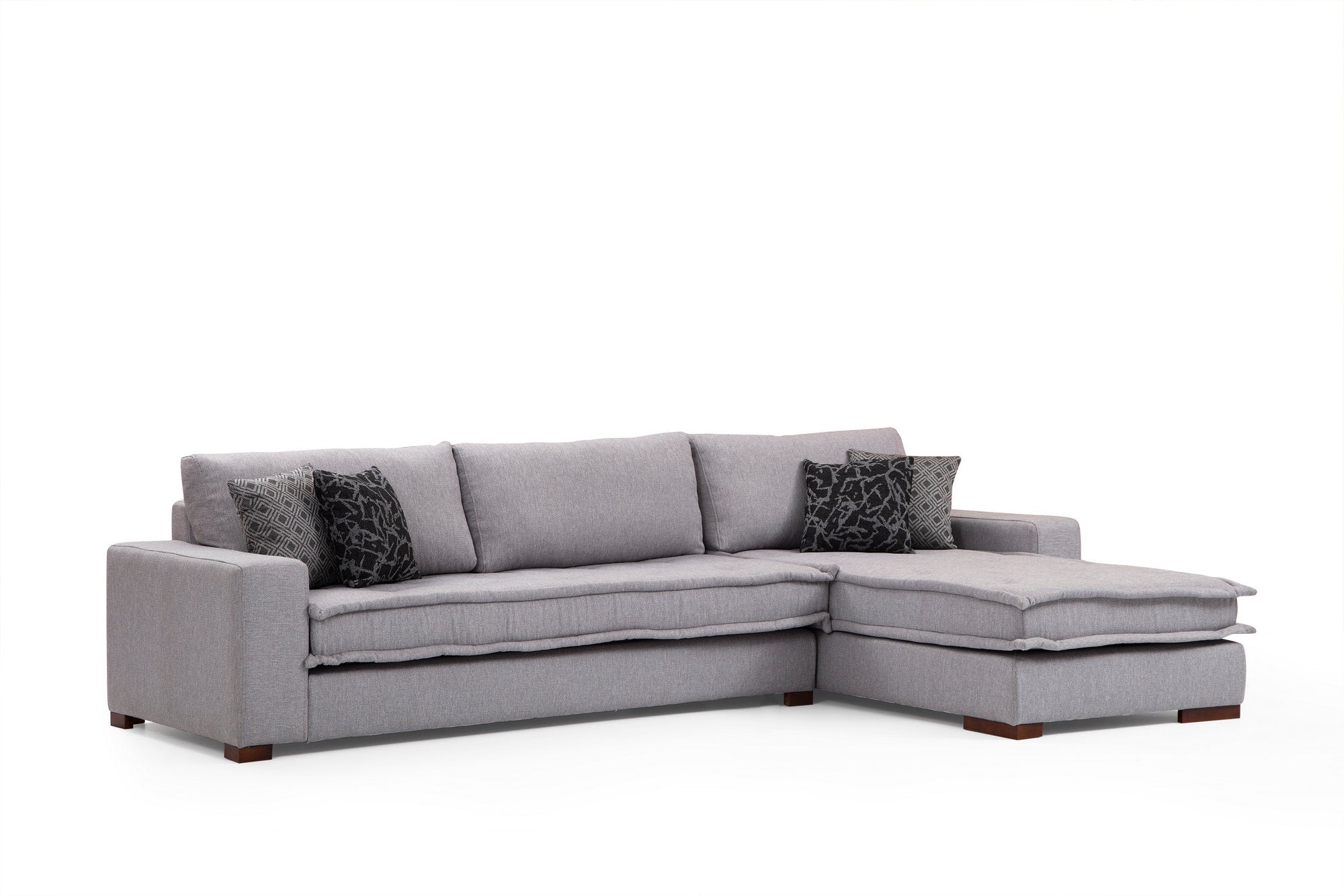 Sofá de canto elegante, cinza claro, 323 x 190 cm | Estrutura em madeira de faia e aglomerado, 100% poliéster, almofadas de espuma macia, pernas de metal preto | 2 almofadas incluídas