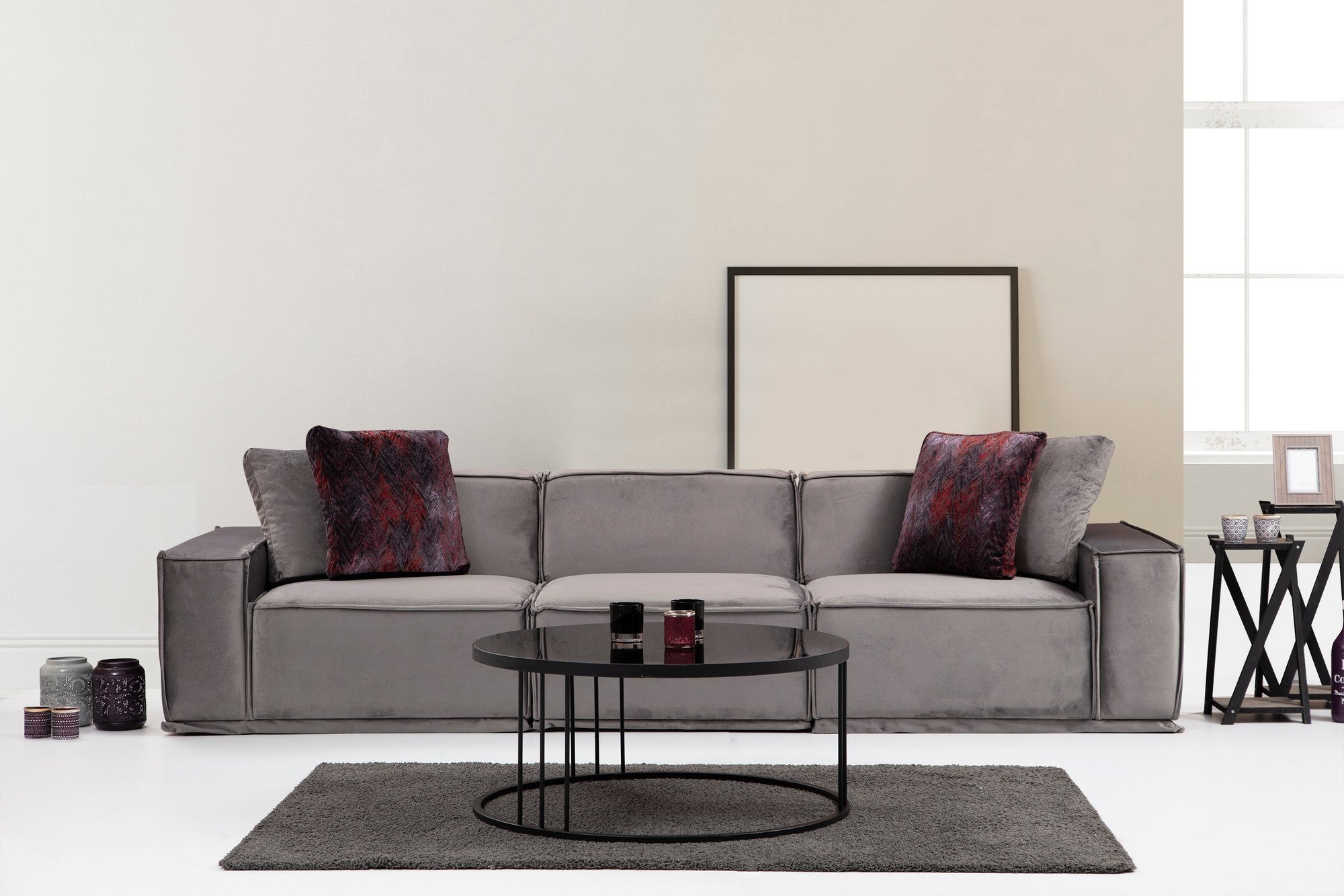 Sofá elegante de 3 lugares, cinza, 300 x 100 x 76 cm | Estrutura de madeira de faia, 100% poliéster, espuma macia, inclui 2 almofadas | Design escandinavo moderno para residências e hotéis