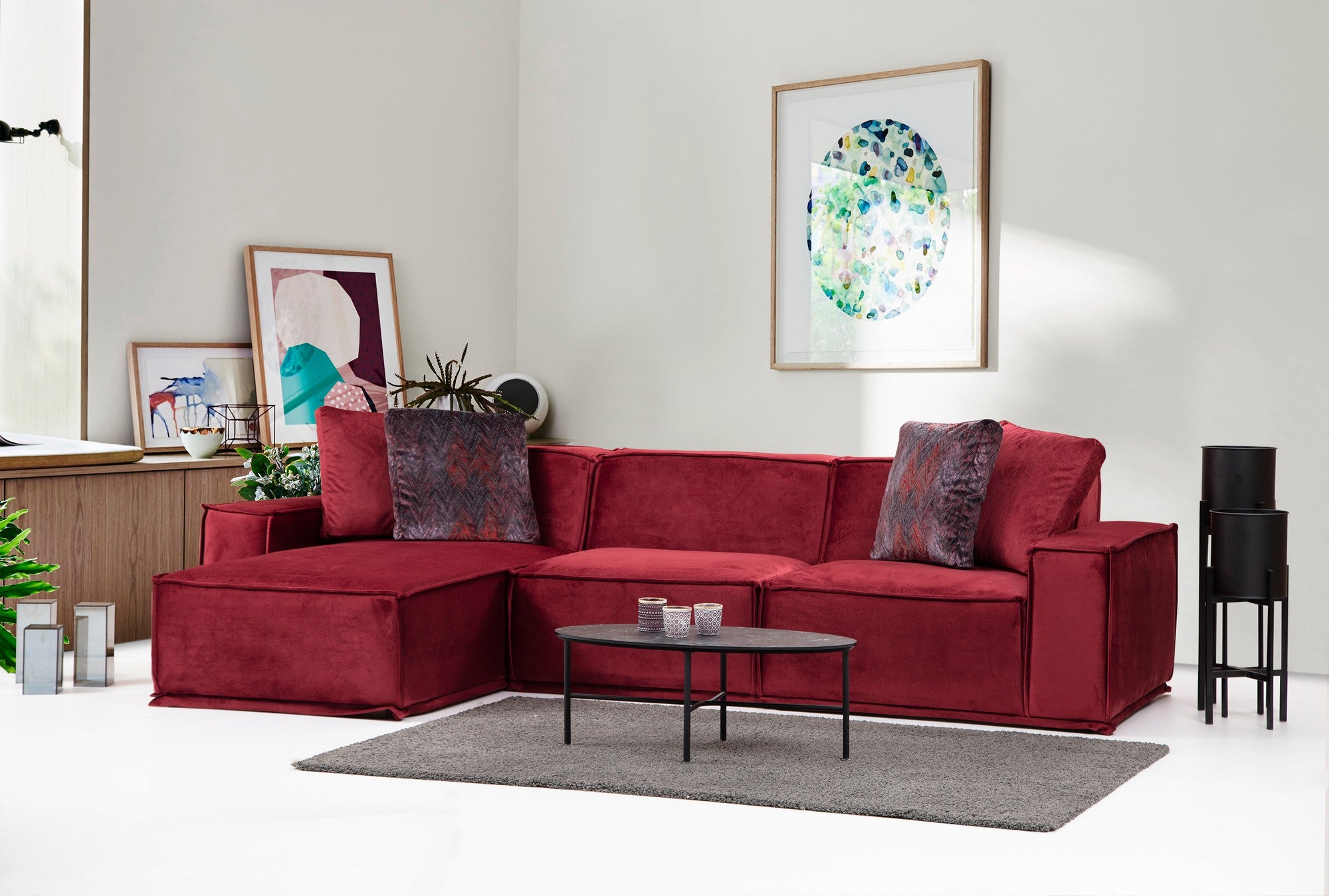 Sofá de canto elegante na cor Borgonha, estrutura de madeira de faia e aglomerado, 170 x 300 cm | 100% poliéster, espuma macia, 4 almofadas incluídas | Design moderno para residências e hotéis
