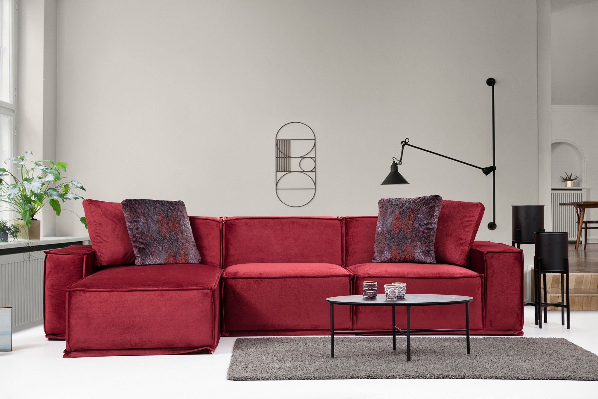 Sofá de canto elegante na cor Borgonha, estrutura de madeira de faia e aglomerado, 170 x 300 cm | 100% poliéster, espuma macia, 4 almofadas incluídas | Design moderno para residências e hotéis