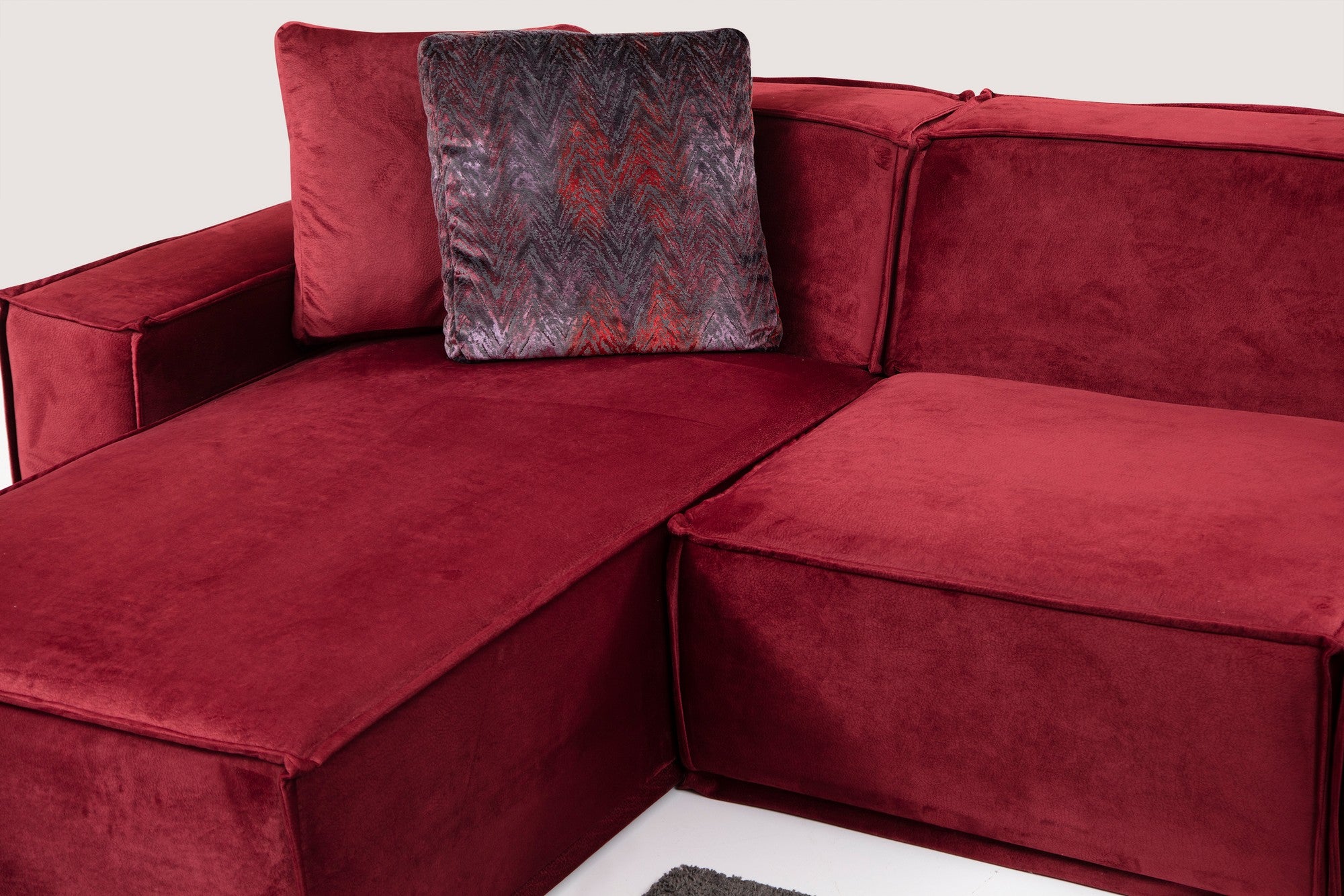 Sofá de canto elegante na cor Borgonha, estrutura de madeira de faia e aglomerado, 170 x 300 cm | 100% poliéster, espuma macia, 4 almofadas incluídas | Design moderno para residências e hotéis