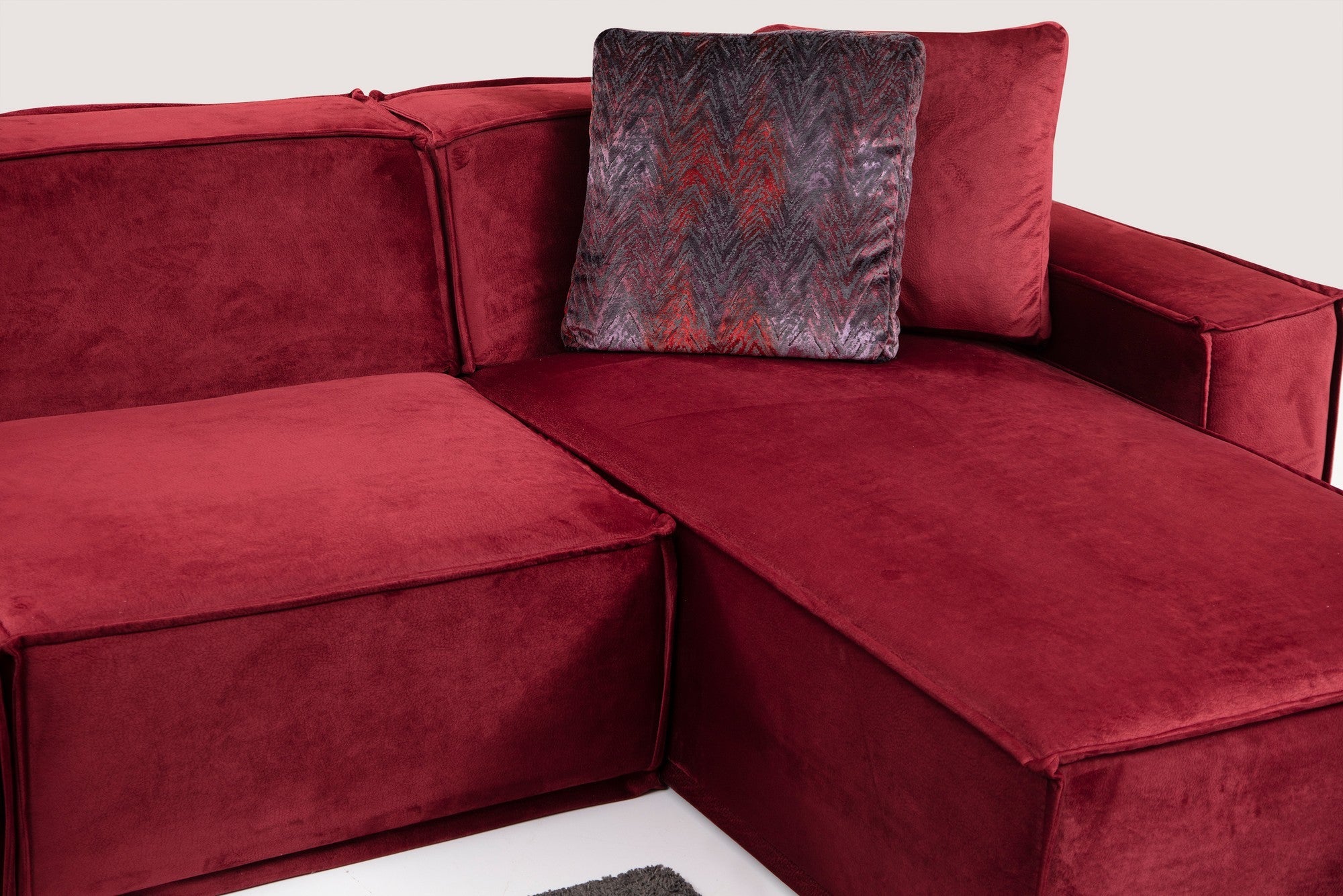 Sofá de canto elegante na cor Borgonha, 300 x 170 cm | Estrutura em madeira de faia e aglomerado, 100% poliéster, 4 almofadas incluídas | Perfeito para espaços modernos