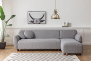 Sofá de canto elegante, cinza claro, 273 x 162 x 93 cm | Estrutura em madeira de faia e aglomerado, 100% poliéster, 2 almofadas incluídas | Design elegante para espaços de convivência modernos