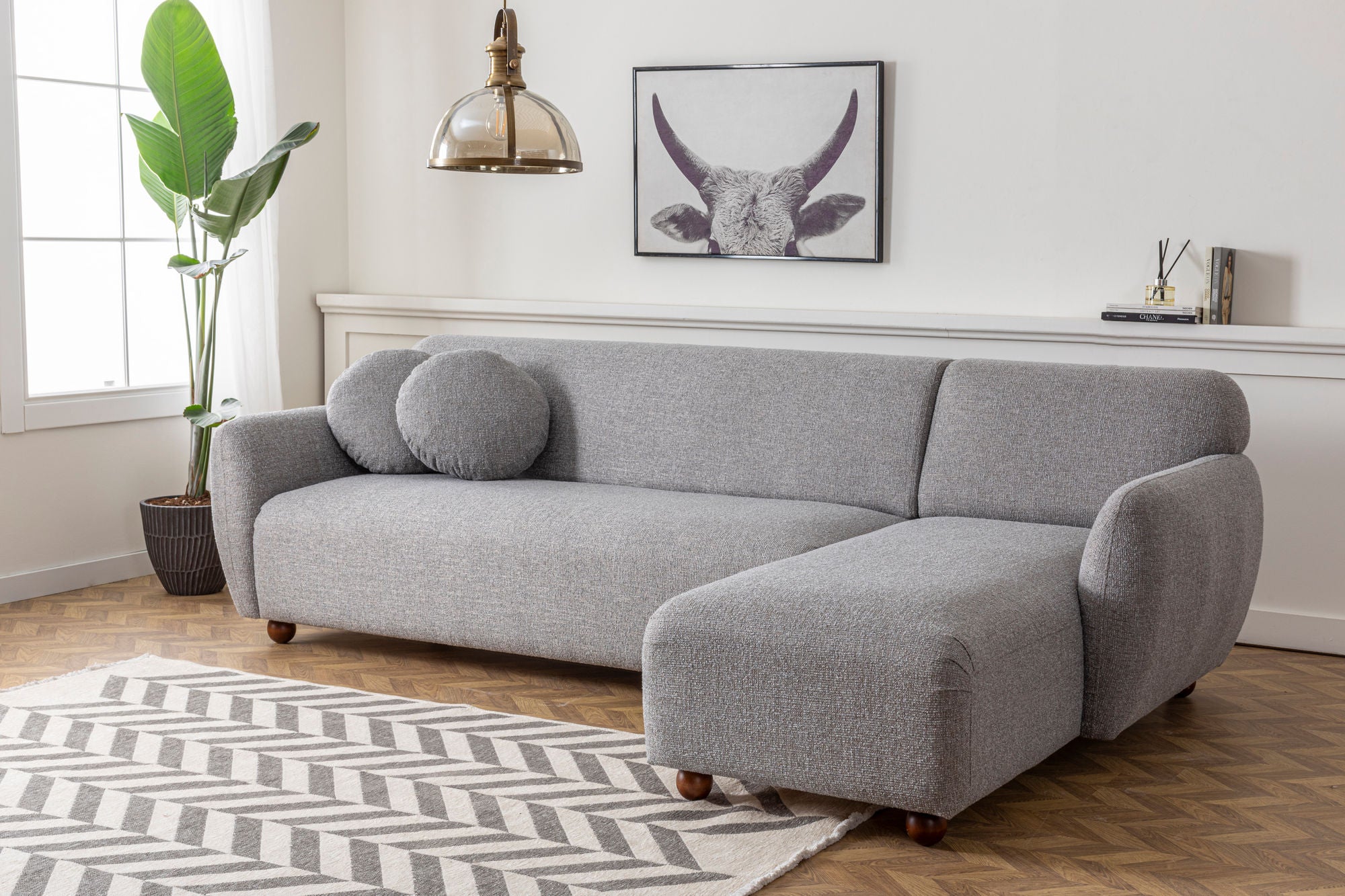 Sofá de canto elegante, cinza claro, 273 x 162 x 93 cm | Estrutura em madeira de faia e aglomerado, 100% poliéster, 2 almofadas incluídas | Design elegante para espaços de convivência modernos