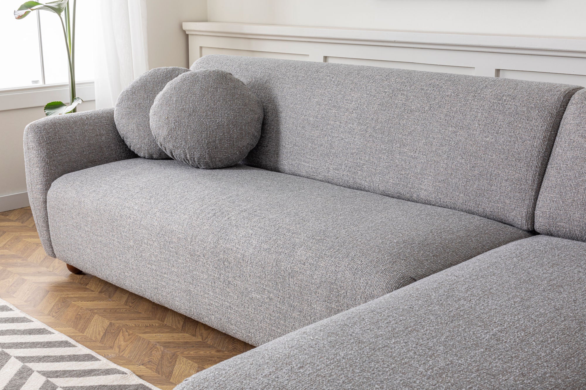 Sofá de canto elegante, cinza claro, 273 x 162 x 93 cm | Estrutura em madeira de faia e aglomerado, 100% poliéster, 2 almofadas incluídas | Design elegante para espaços de convivência modernos