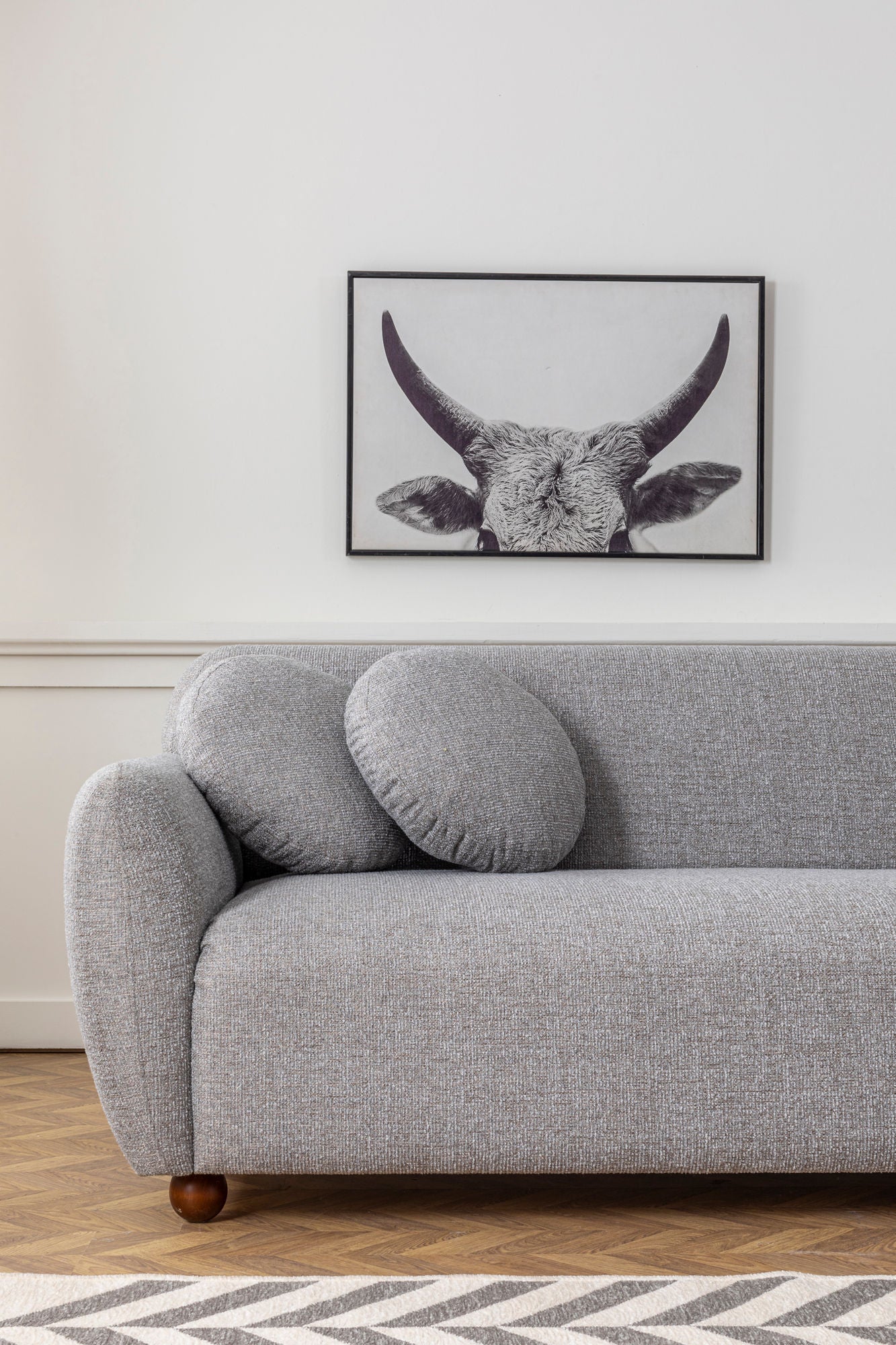 Sofá de canto elegante, cinza claro, 273 x 162 x 93 cm | Estrutura em madeira de faia e aglomerado, 100% poliéster, 2 almofadas incluídas | Design elegante para espaços de convivência modernos