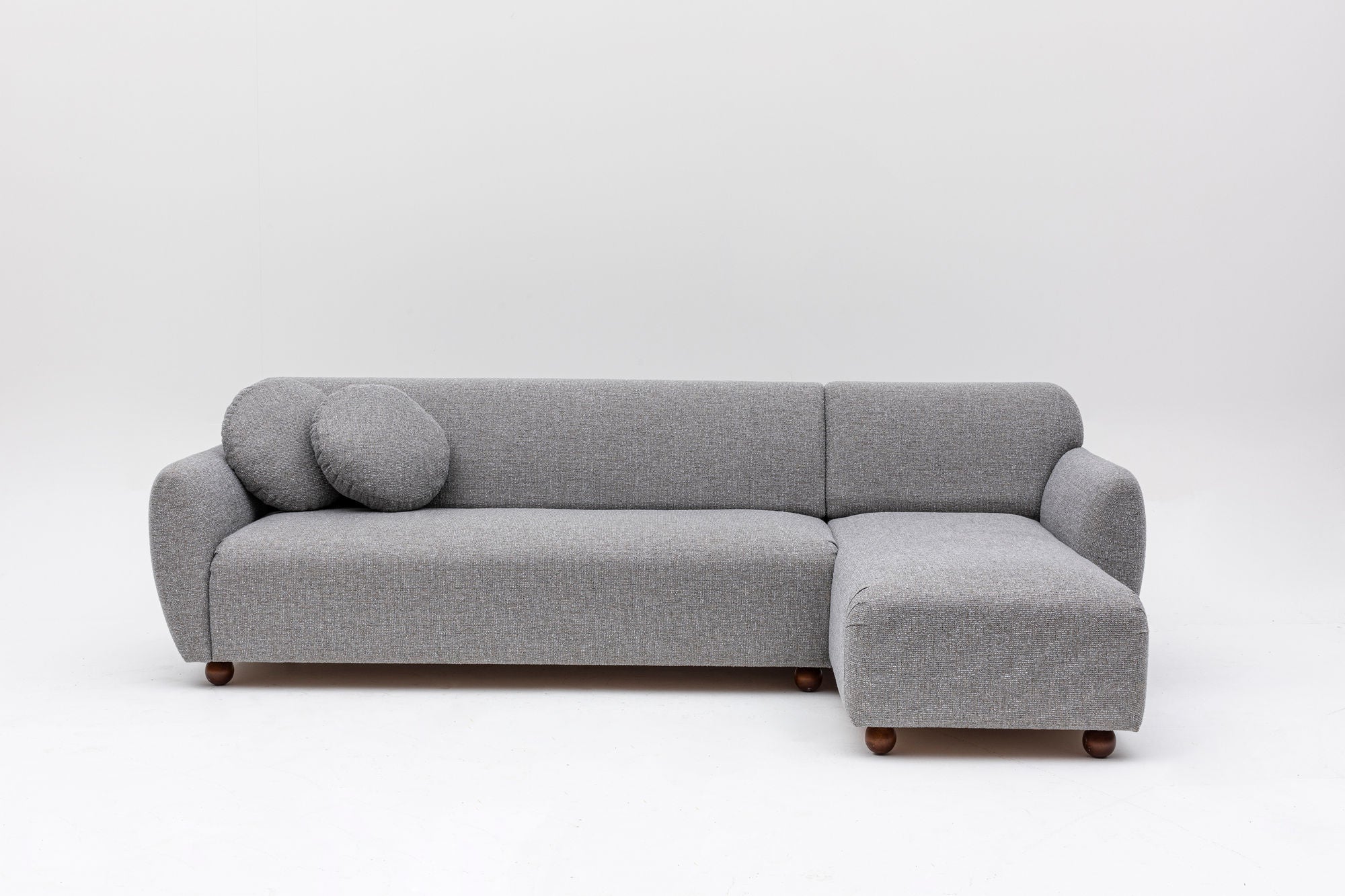 Sofá de canto elegante, cinza claro, 273 x 162 x 93 cm | Estrutura em madeira de faia e aglomerado, 100% poliéster, 2 almofadas incluídas | Design elegante para espaços de convivência modernos