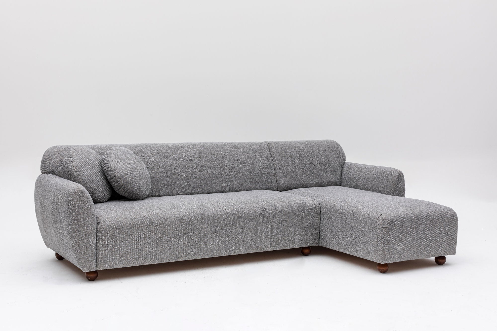 Sofá de canto elegante, cinza claro, 273 x 162 x 93 cm | Estrutura em madeira de faia e aglomerado, 100% poliéster, 2 almofadas incluídas | Design elegante para espaços de convivência modernos