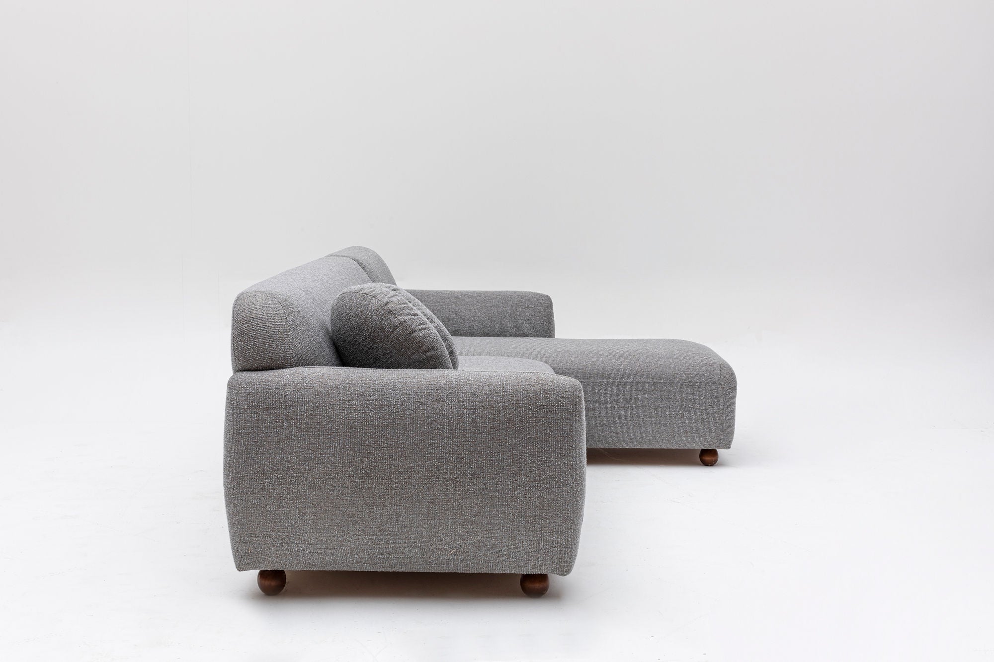Sofá de canto elegante, cinza claro, 273 x 162 x 93 cm | Estrutura em madeira de faia e aglomerado, 100% poliéster, 2 almofadas incluídas | Design elegante para espaços de convivência modernos
