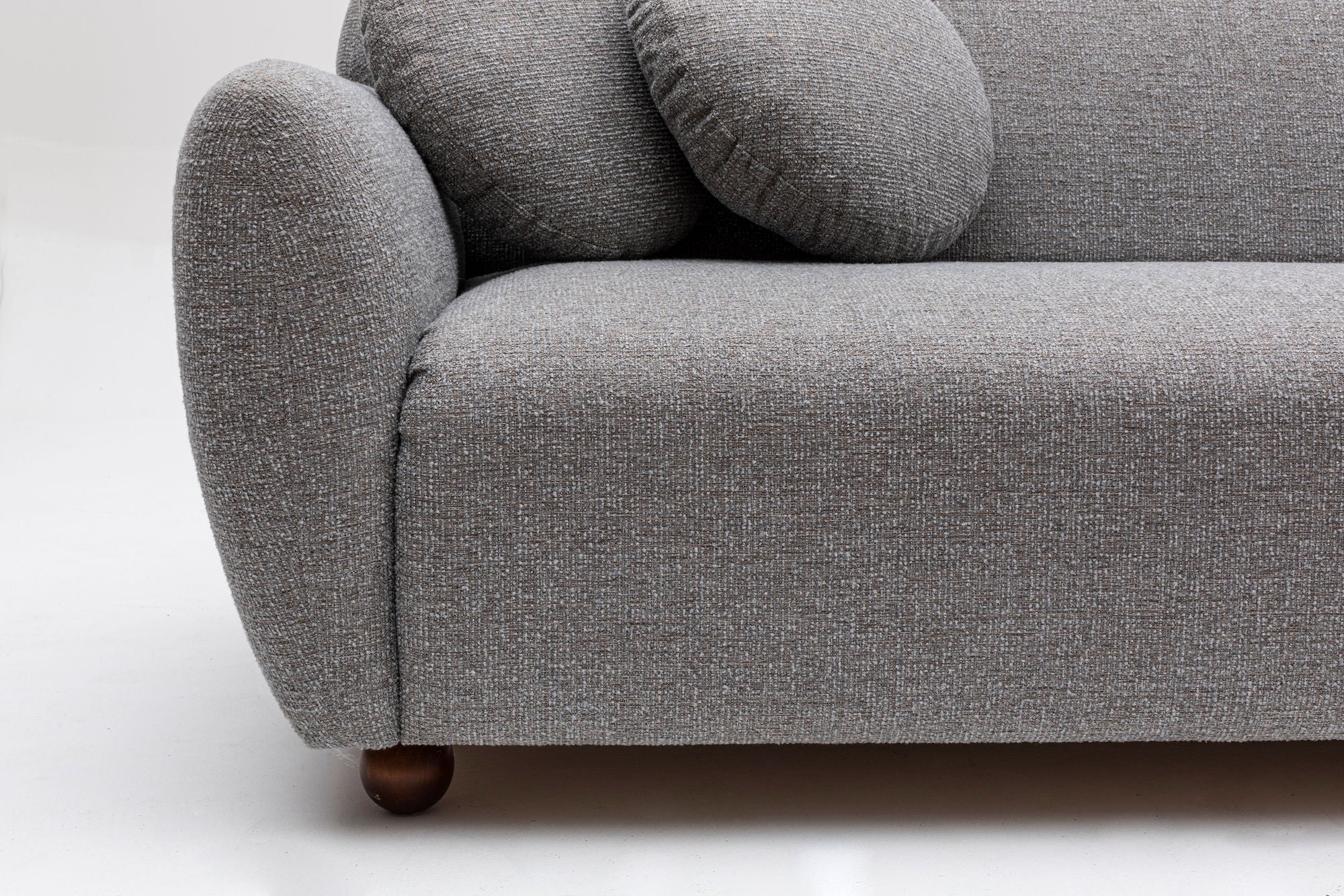 Sofá de canto elegante, cinza claro, 273 x 162 x 93 cm | Estrutura em madeira de faia e aglomerado, 100% poliéster, 2 almofadas incluídas | Design elegante para espaços de convivência modernos