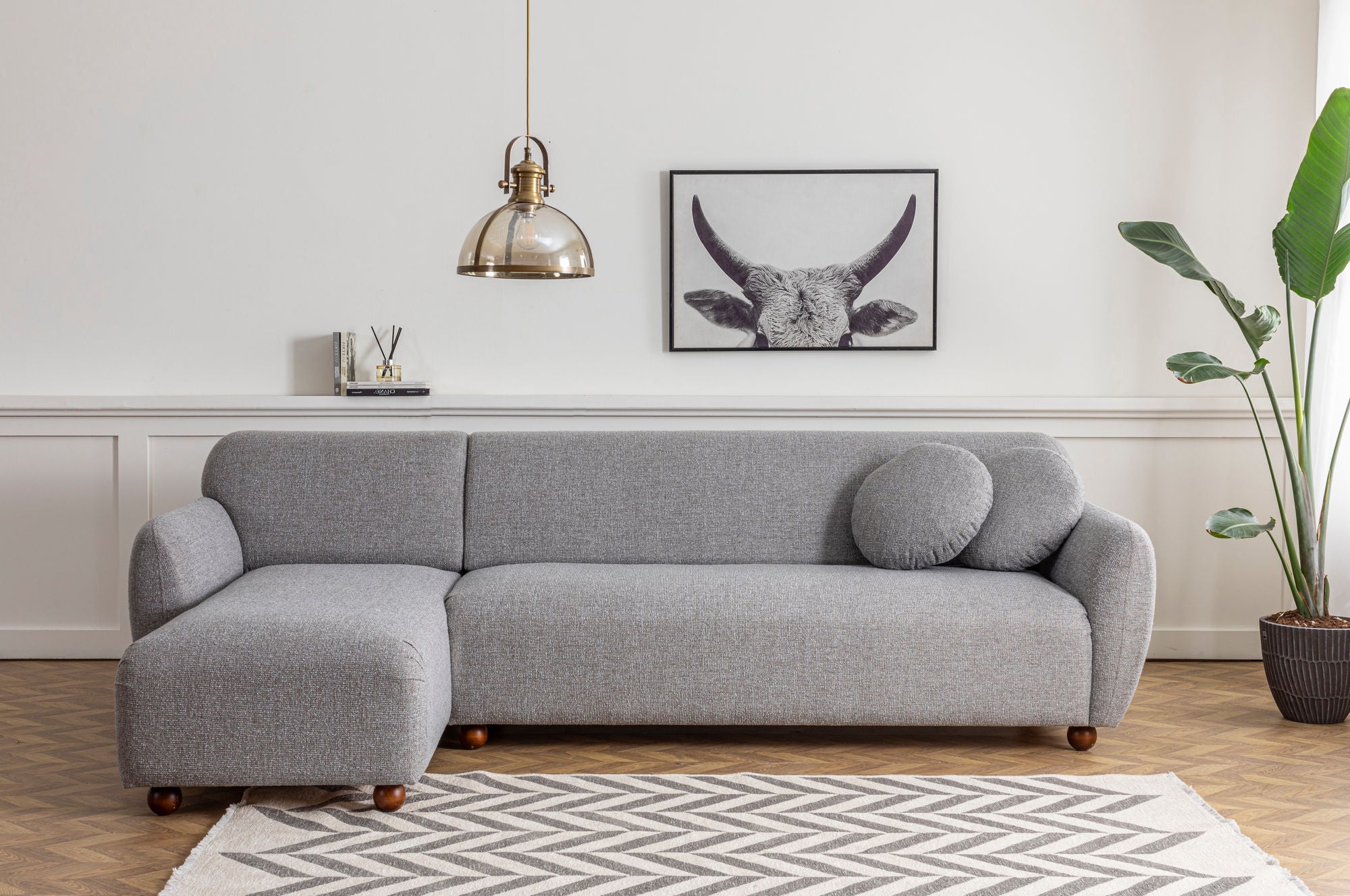Sofá de canto elegante, cinza claro, 162 x 273 cm | Estrutura em madeira de faia e aglomerado, 100% poliéster, 2 almofadas incluídas | Design elegante para espaços de convivência modernos