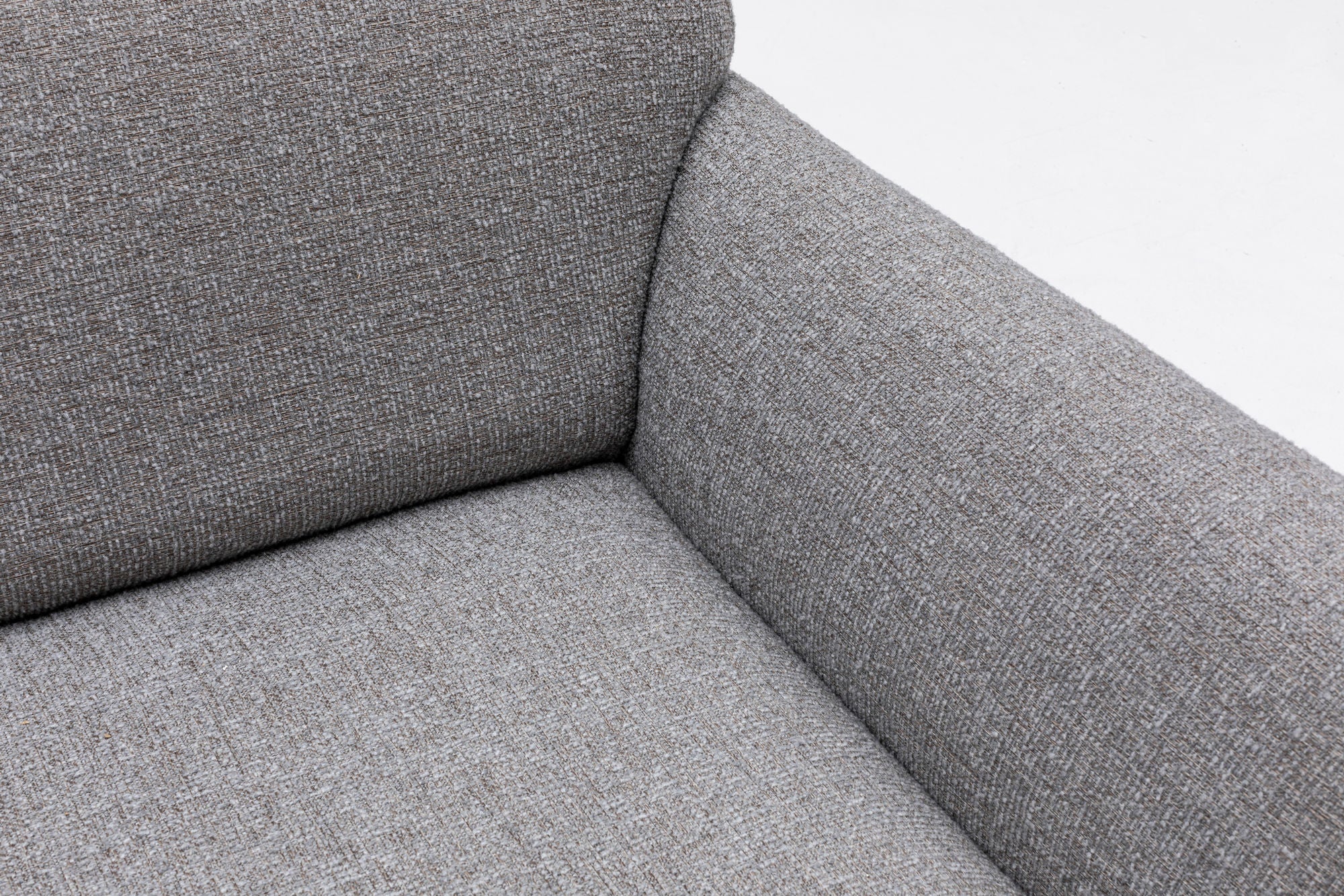Sofá de canto elegante, cinza claro, 162 x 273 cm | Estrutura em madeira de faia e aglomerado, 100% poliéster, 2 almofadas incluídas | Design elegante para espaços de convivência modernos