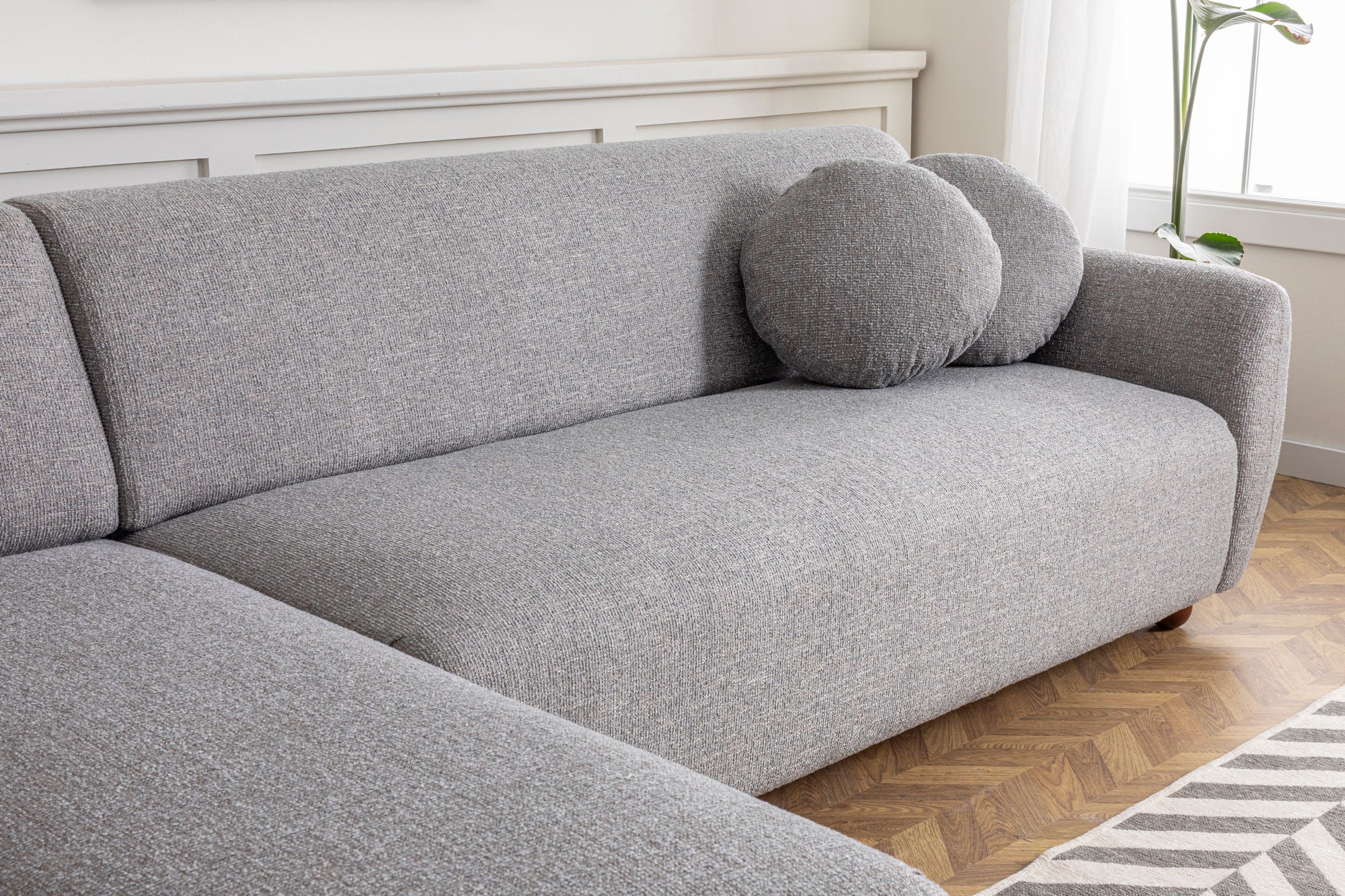 Sofá de canto elegante, cinza claro, 162 x 273 cm | Estrutura em madeira de faia e aglomerado, 100% poliéster, 2 almofadas incluídas | Design elegante para espaços de convivência modernos