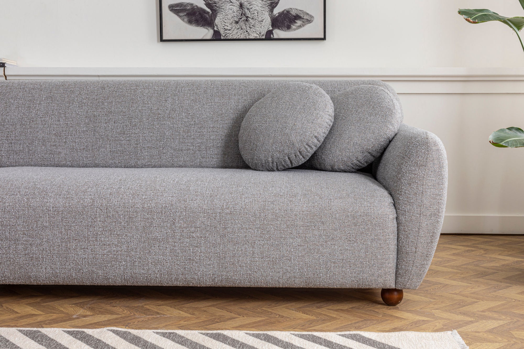 Sofá de canto elegante, cinza claro, 162 x 273 cm | Estrutura em madeira de faia e aglomerado, 100% poliéster, 2 almofadas incluídas | Design elegante para espaços de convivência modernos