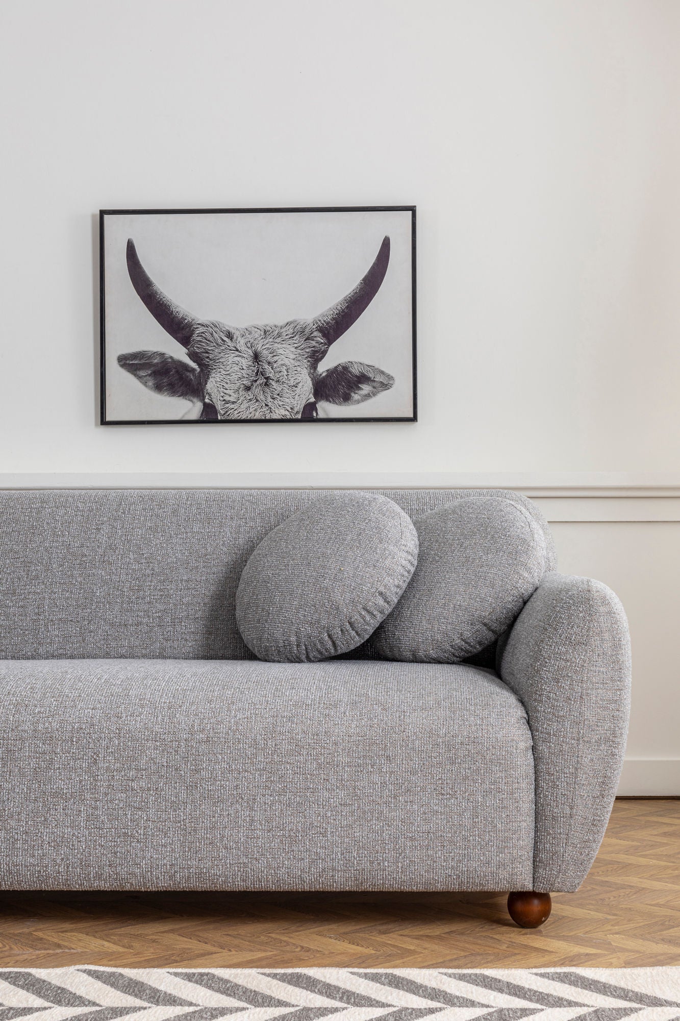 Sofá de canto elegante, cinza claro, 162 x 273 cm | Estrutura em madeira de faia e aglomerado, 100% poliéster, 2 almofadas incluídas | Design elegante para espaços de convivência modernos