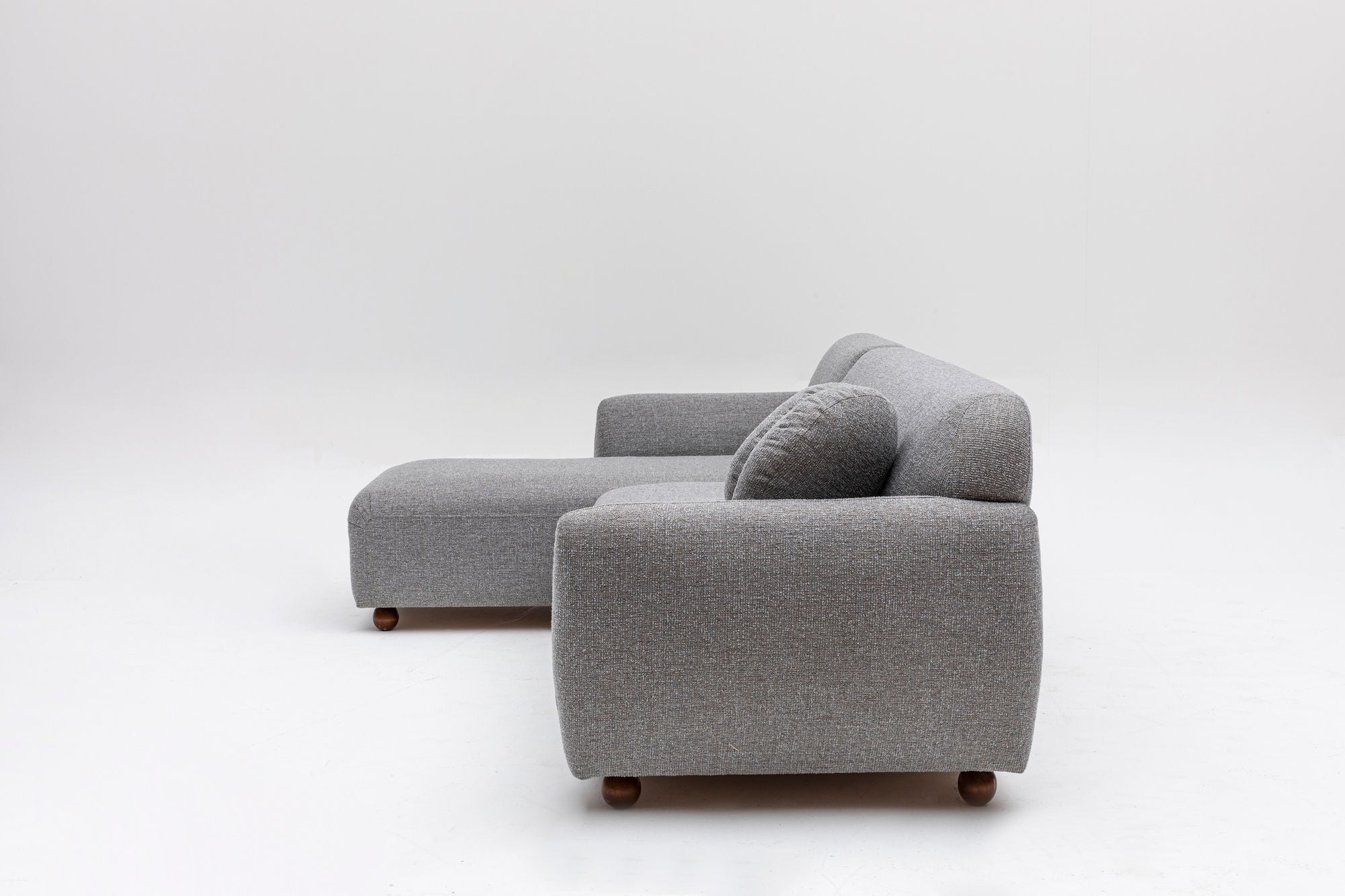 Sofá de canto elegante, cinza claro, 162 x 273 cm | Estrutura em madeira de faia e aglomerado, 100% poliéster, 2 almofadas incluídas | Design elegante para espaços de convivência modernos