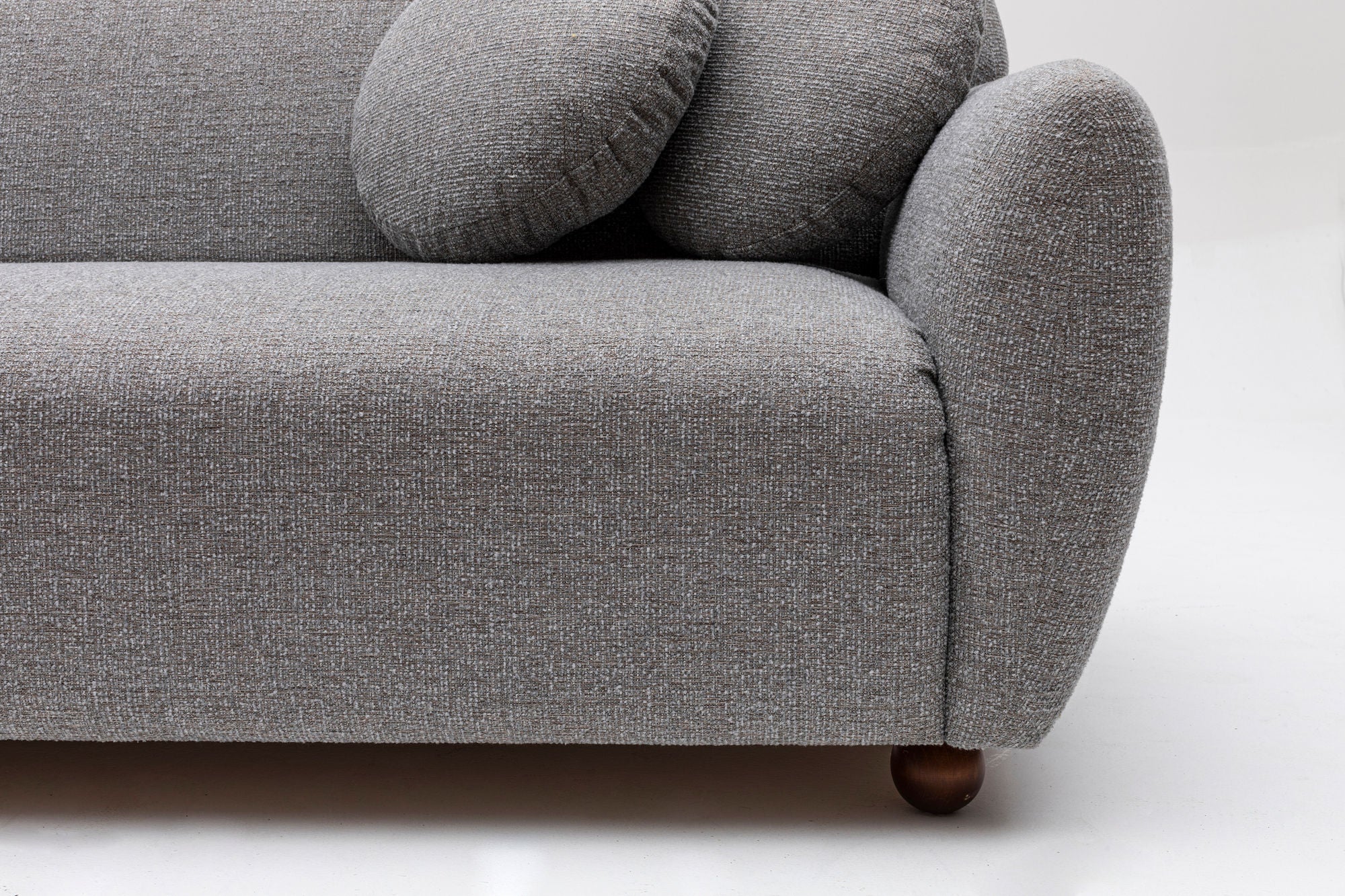 Sofá de canto elegante, cinza claro, 162 x 273 cm | Estrutura em madeira de faia e aglomerado, 100% poliéster, 2 almofadas incluídas | Design elegante para espaços de convivência modernos