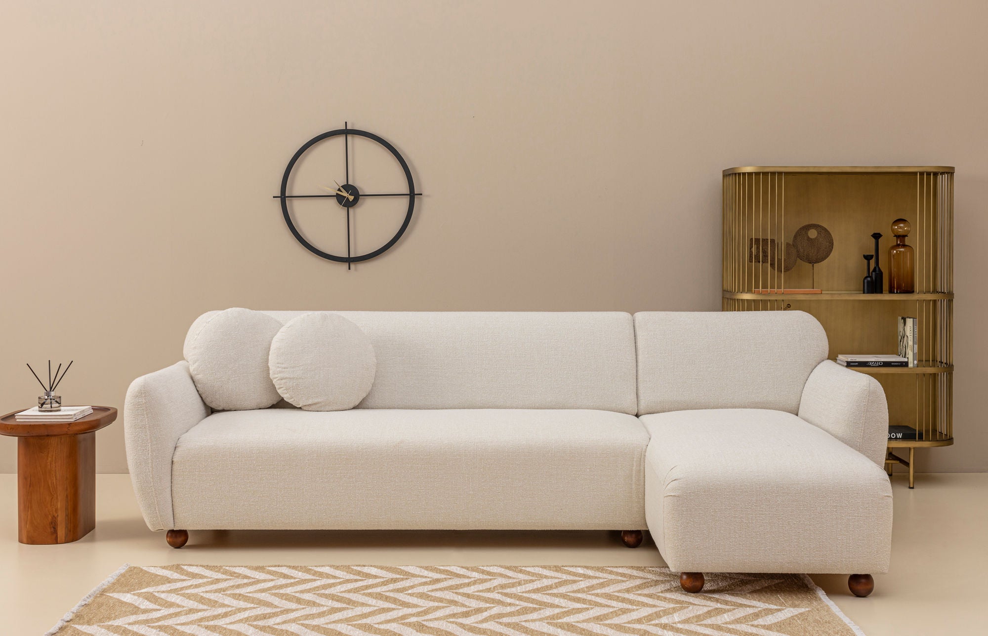 Sofá de canto elegante, branco, 162 x 273 cm | Estrutura em madeira de faia e aglomerado, 100% poliéster, 2 almofadas incluídas | Elegante e confortável para espaços de convivência modernos