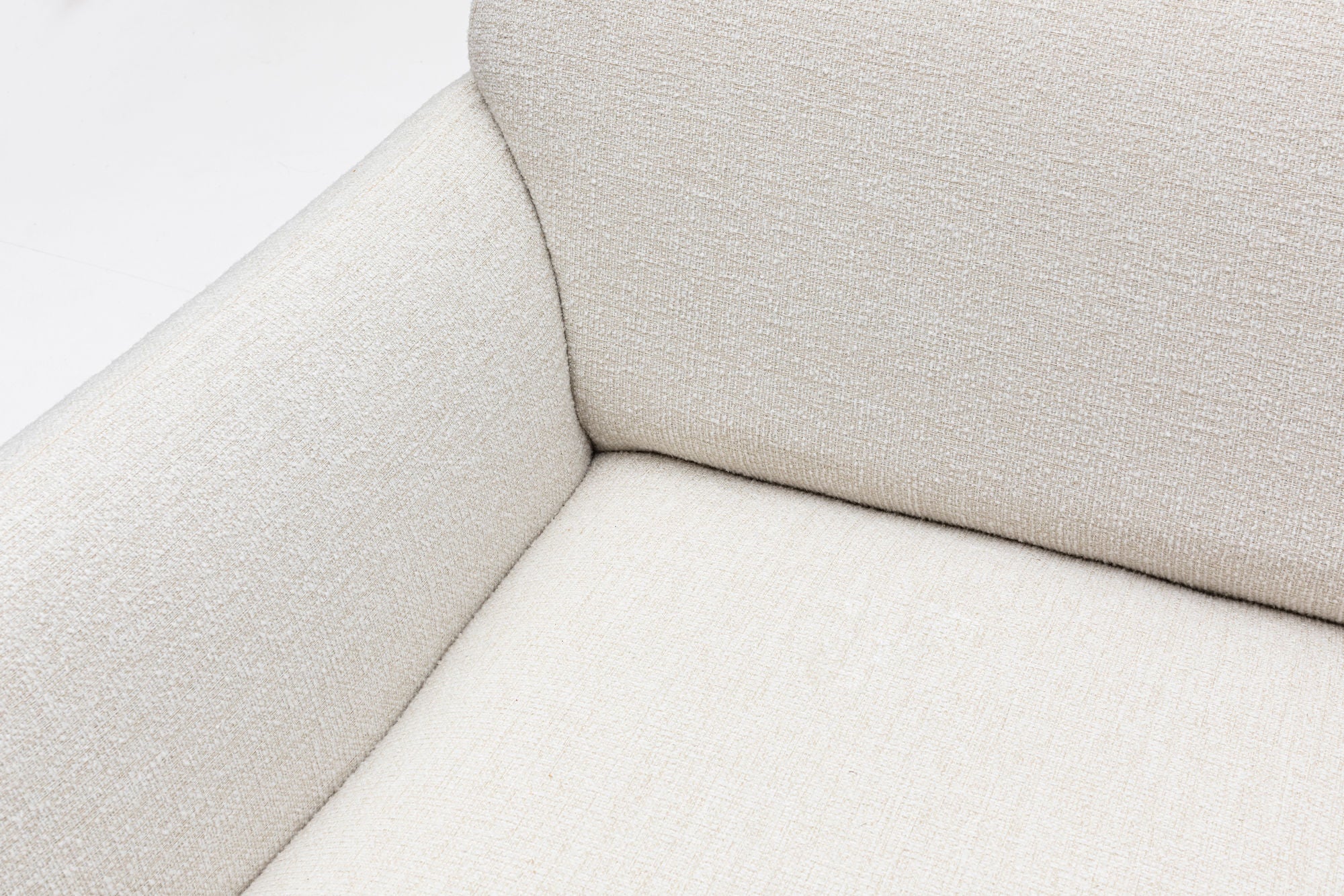 Sofá de canto elegante, branco, 162 x 273 cm | Estrutura em madeira de faia e aglomerado, 100% poliéster, 2 almofadas incluídas | Elegante e confortável para espaços de convivência modernos
