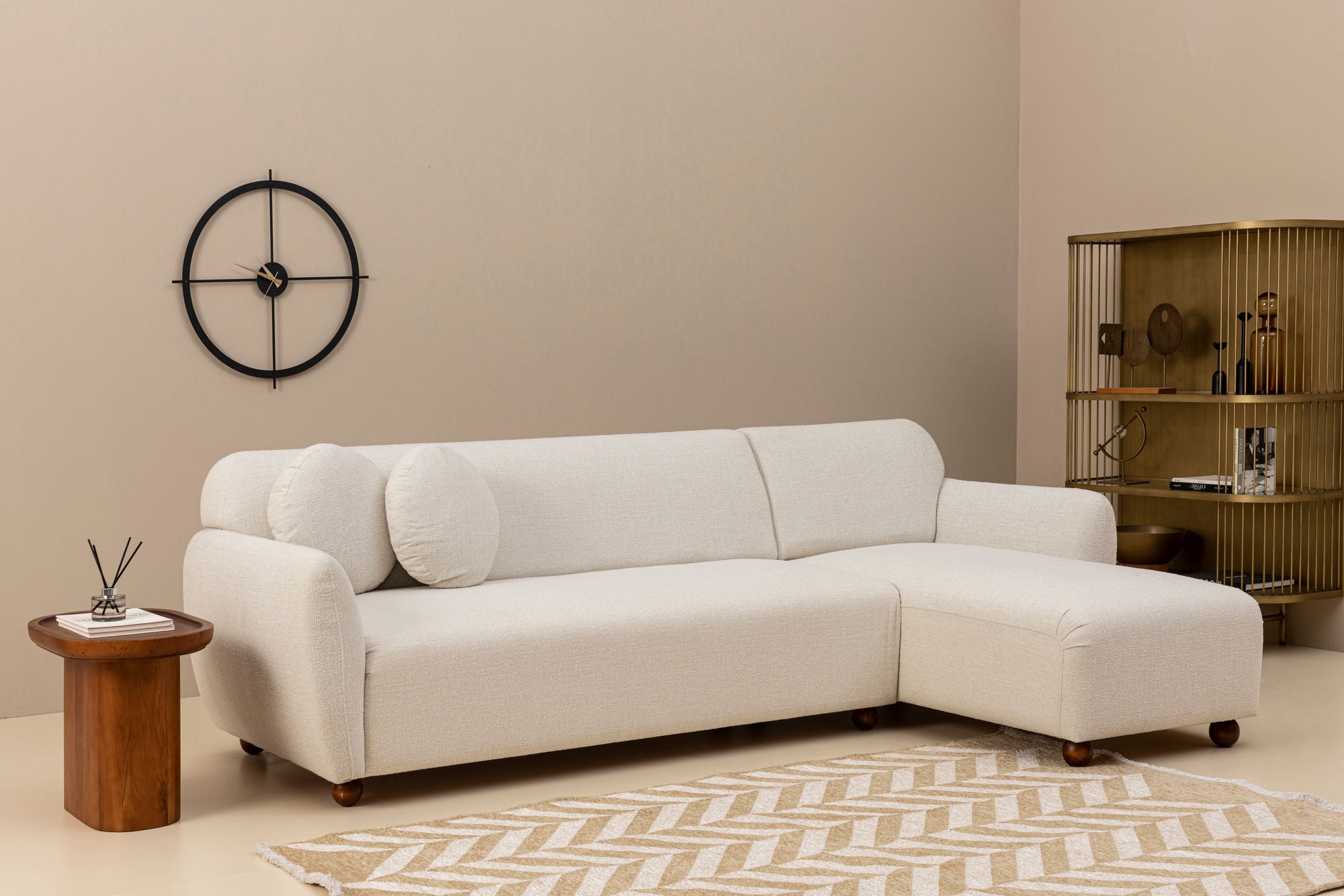 Sofá de canto elegante, branco, 162 x 273 cm | Estrutura em madeira de faia e aglomerado, 100% poliéster, 2 almofadas incluídas | Elegante e confortável para espaços de convivência modernos