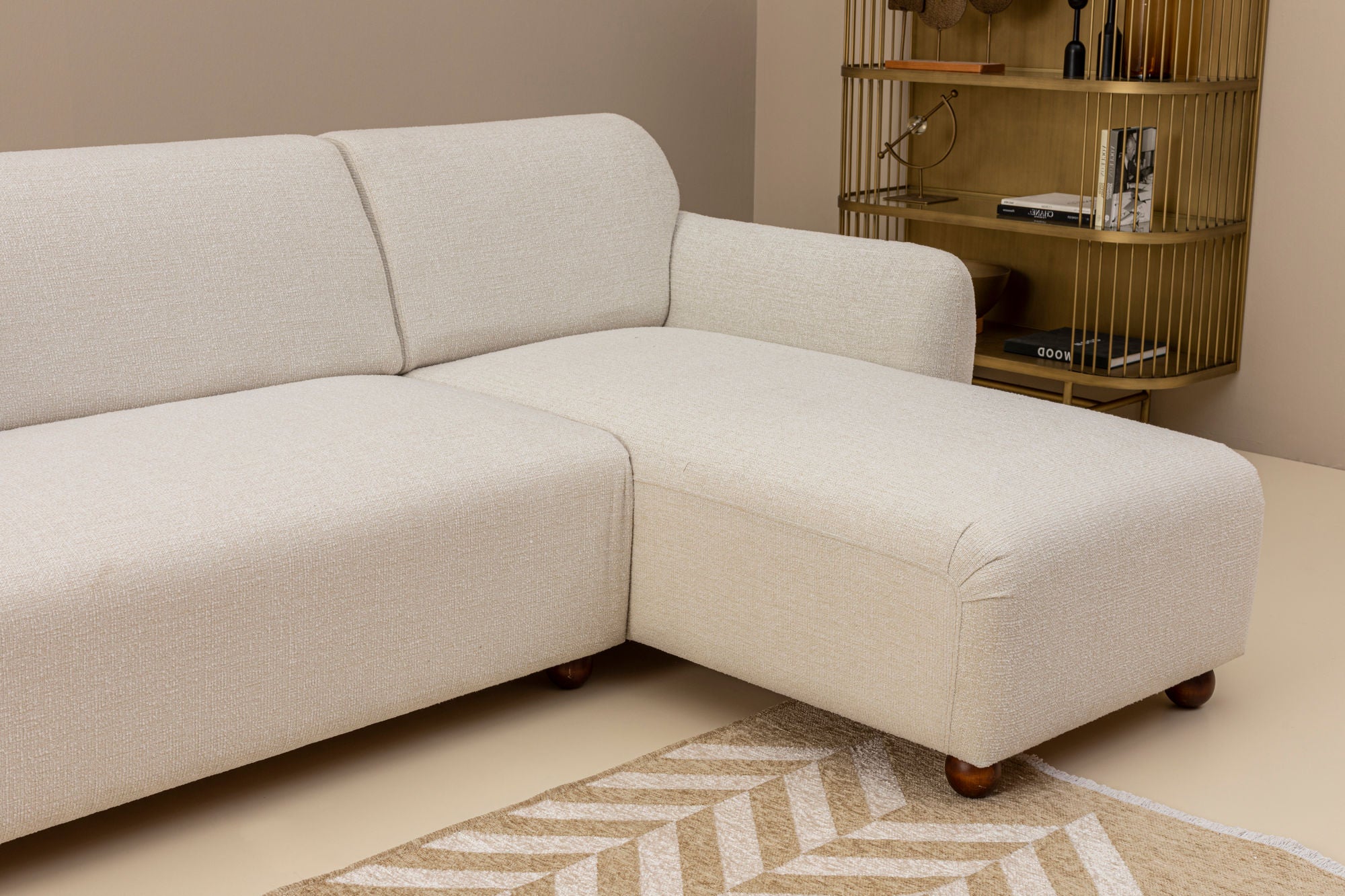 Sofá de canto elegante, branco, 162 x 273 cm | Estrutura em madeira de faia e aglomerado, 100% poliéster, 2 almofadas incluídas | Elegante e confortável para espaços de convivência modernos