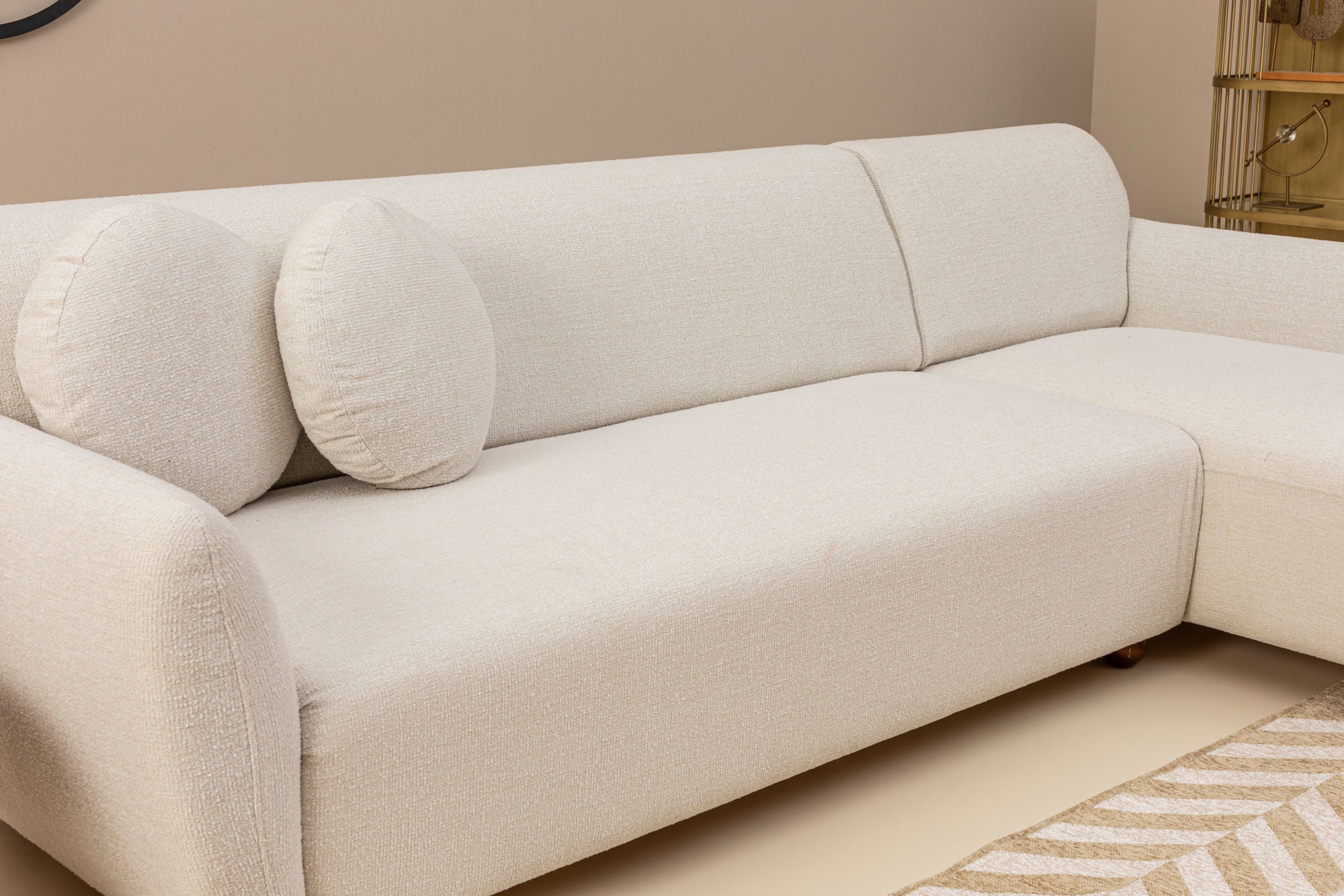 Sofá de canto elegante, branco, 162 x 273 cm | Estrutura em madeira de faia e aglomerado, 100% poliéster, 2 almofadas incluídas | Elegante e confortável para espaços de convivência modernos