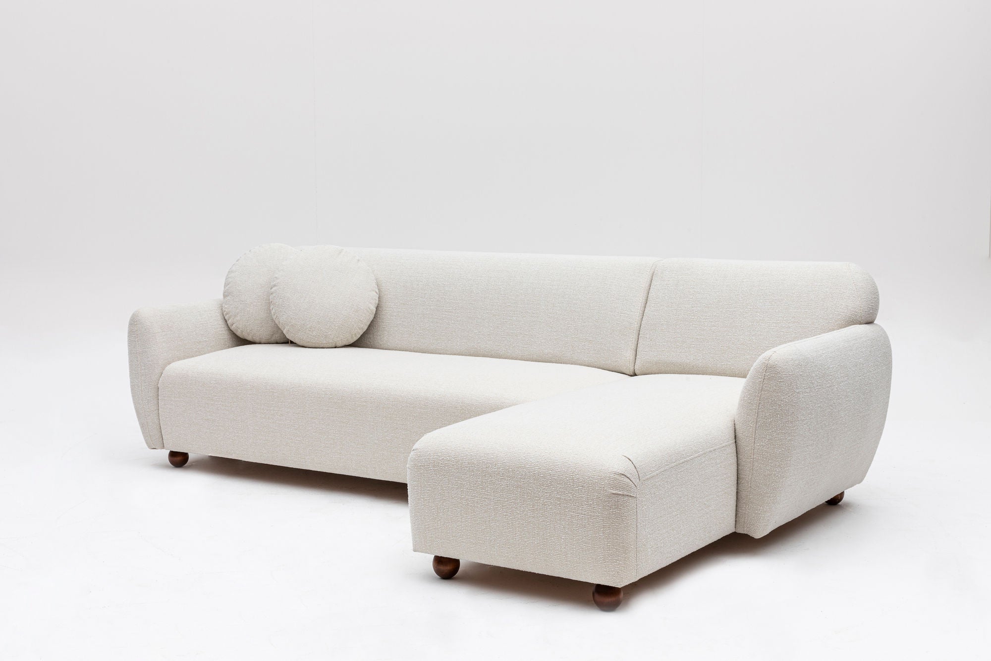 Sofá de canto elegante, branco, 162 x 273 cm | Estrutura em madeira de faia e aglomerado, 100% poliéster, 2 almofadas incluídas | Elegante e confortável para espaços de convivência modernos