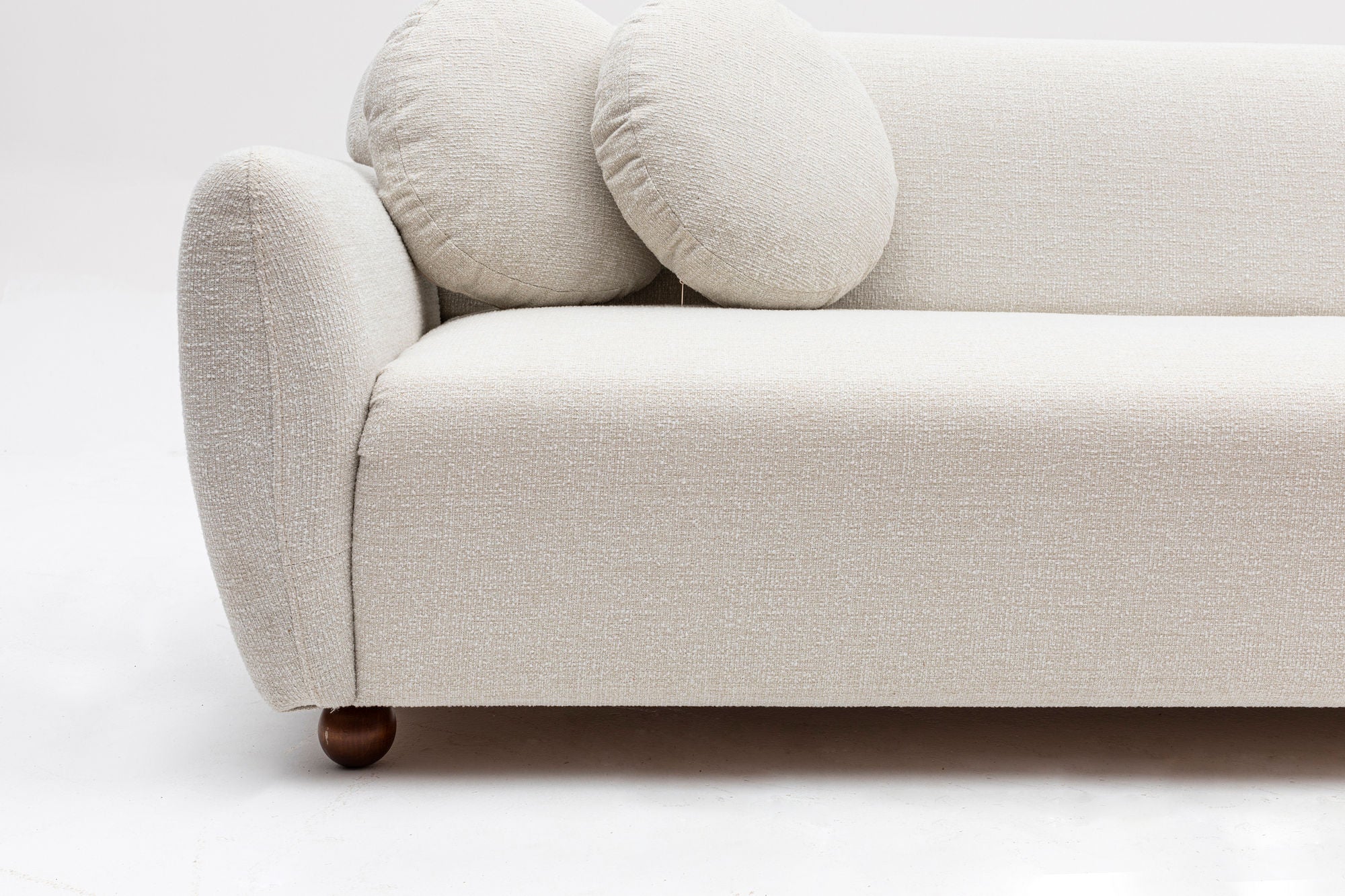 Sofá de canto elegante, branco, 162 x 273 cm | Estrutura em madeira de faia e aglomerado, 100% poliéster, 2 almofadas incluídas | Elegante e confortável para espaços de convivência modernos