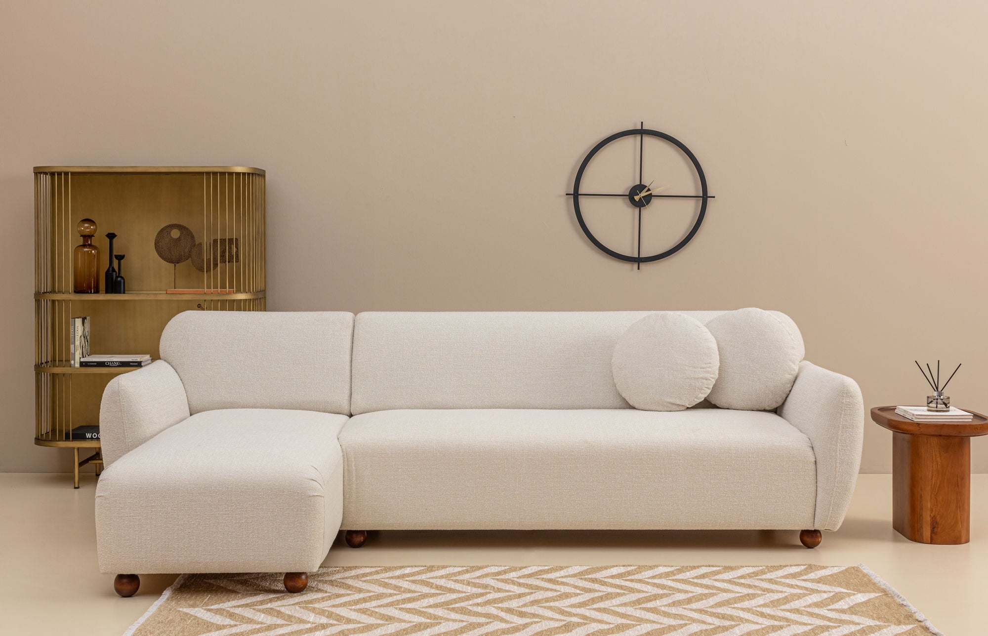 Sofá de canto elegante, estrutura de madeira de faia e aglomerado, 273 x 162 cm, 100% poliéster, 2 almofadas incluídas, pernas de nogueira, lavável a seco, design branco moderno