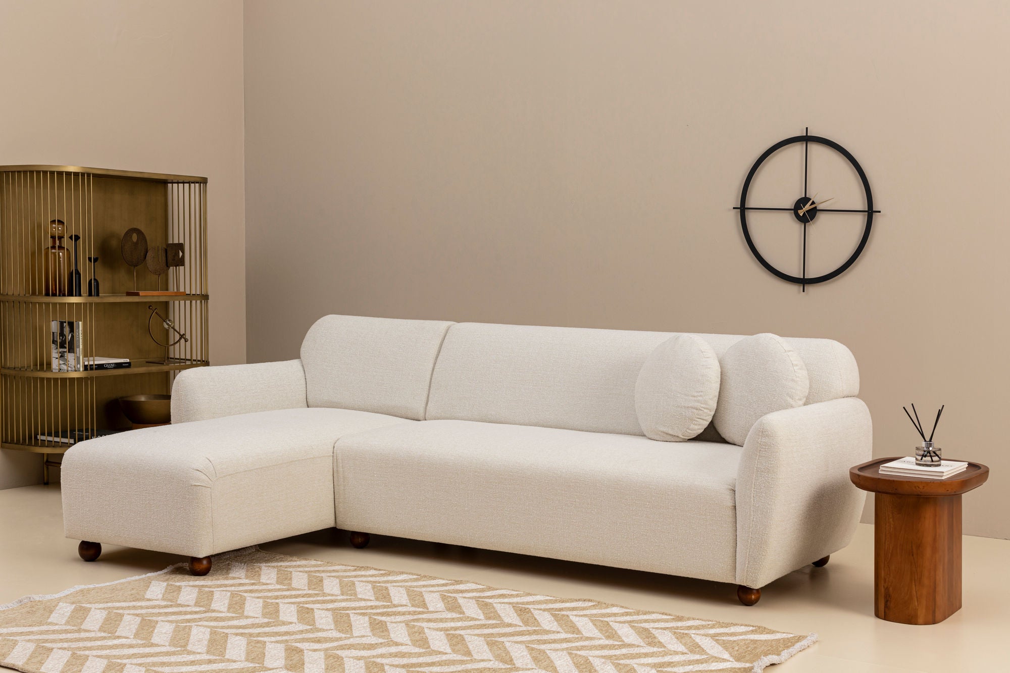 Sofá de canto elegante, estrutura de madeira de faia e aglomerado, 273 x 162 cm, 100% poliéster, 2 almofadas incluídas, pernas de nogueira, lavável a seco, design branco moderno
