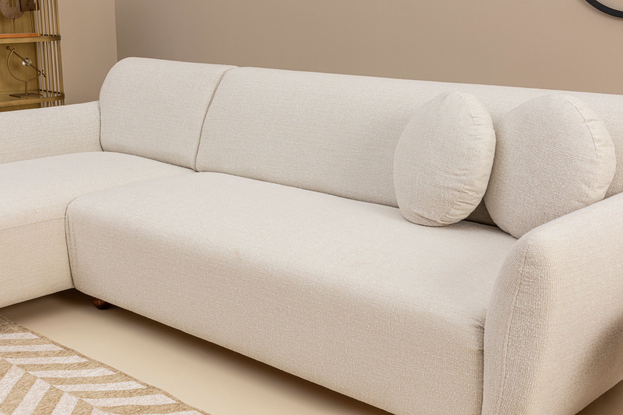 Sofá de canto elegante, estrutura de madeira de faia e aglomerado, 273 x 162 cm, 100% poliéster, 2 almofadas incluídas, pernas de nogueira, lavável a seco, design branco moderno