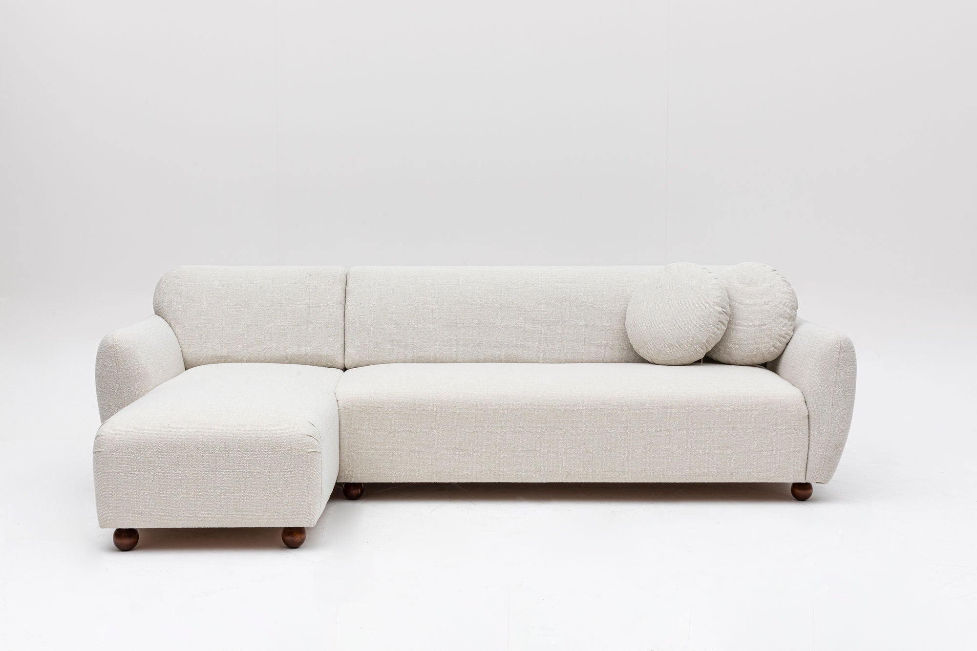 Sofá de canto elegante, estrutura de madeira de faia e aglomerado, 273 x 162 cm, 100% poliéster, 2 almofadas incluídas, pernas de nogueira, lavável a seco, design branco moderno