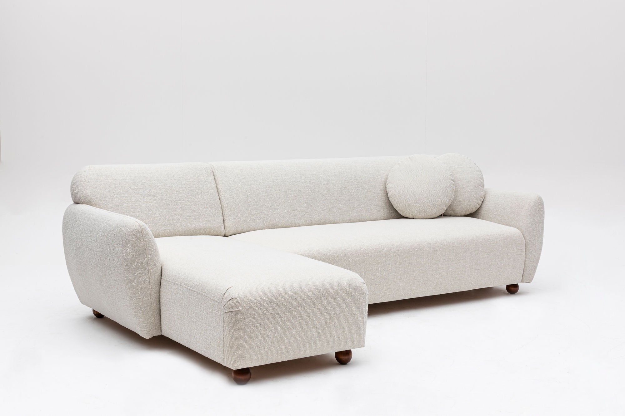Sofá de canto elegante, estrutura de madeira de faia e aglomerado, 273 x 162 cm, 100% poliéster, 2 almofadas incluídas, pernas de nogueira, lavável a seco, design branco moderno