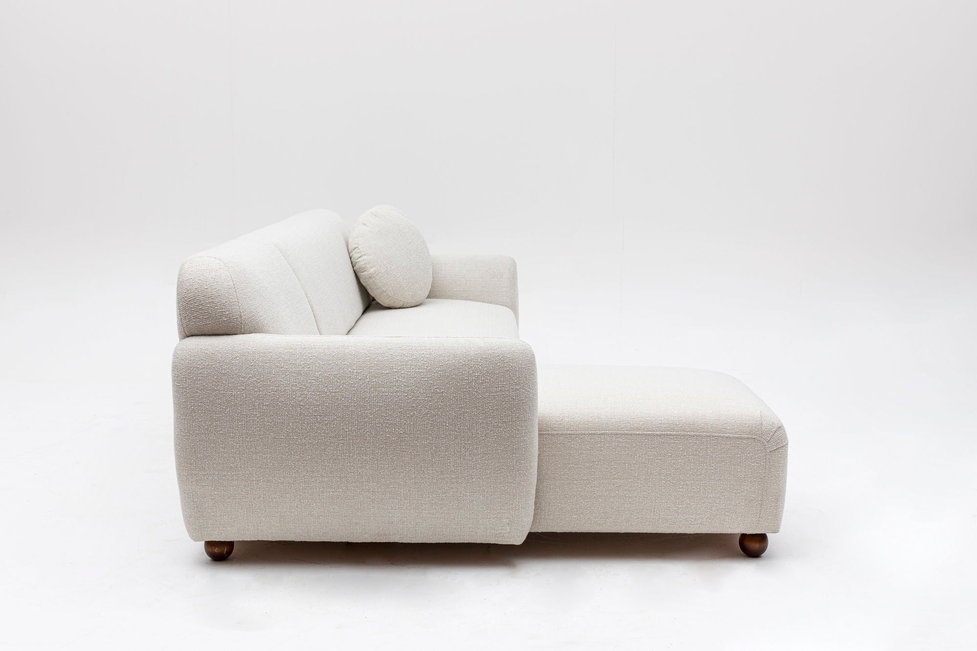 Sofá de canto elegante, estrutura de madeira de faia e aglomerado, 273 x 162 cm, 100% poliéster, 2 almofadas incluídas, pernas de nogueira, lavável a seco, design branco moderno