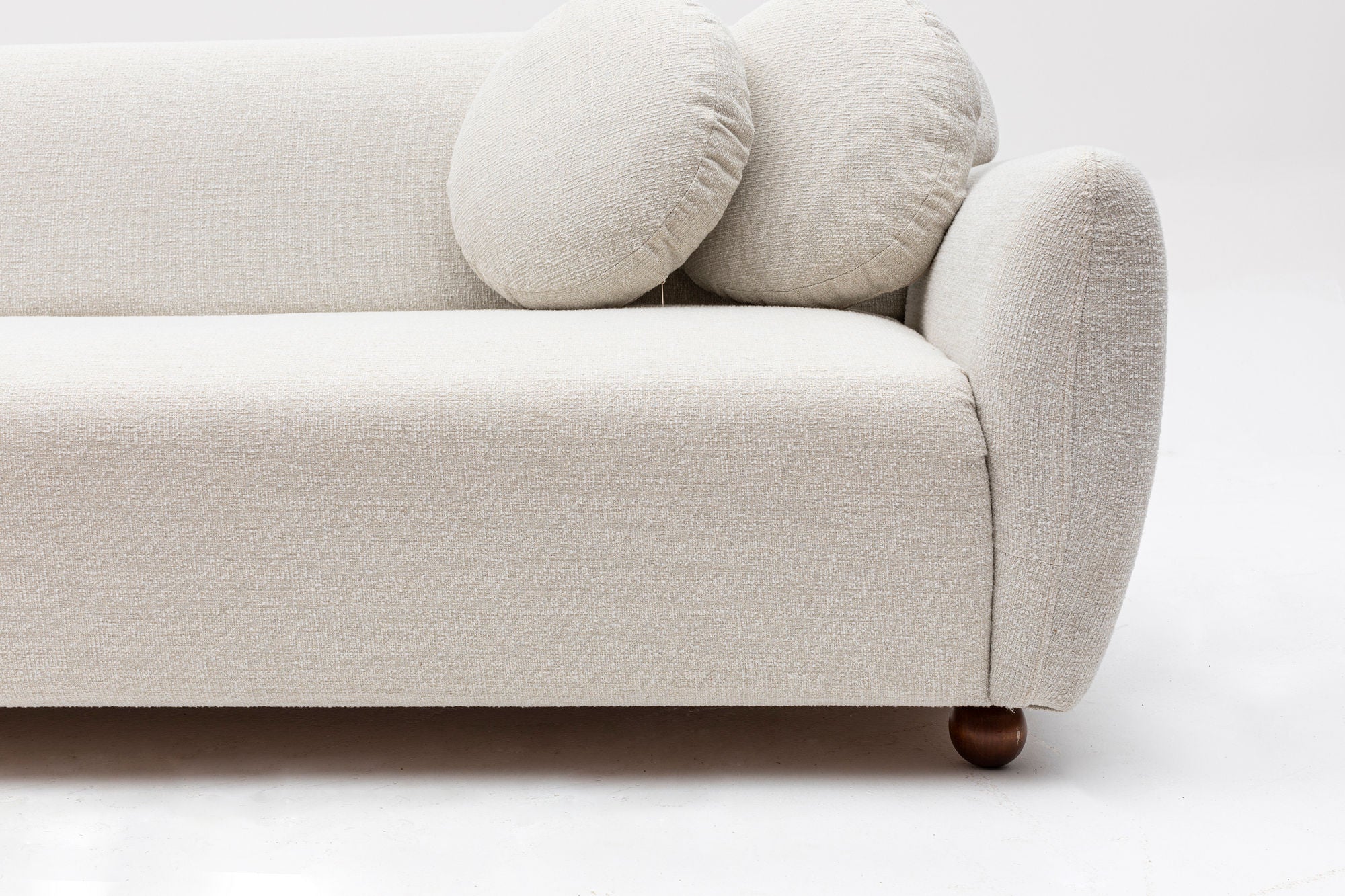 Sofá de canto elegante, estrutura de madeira de faia e aglomerado, 273 x 162 cm, 100% poliéster, 2 almofadas incluídas, pernas de nogueira, lavável a seco, design branco moderno