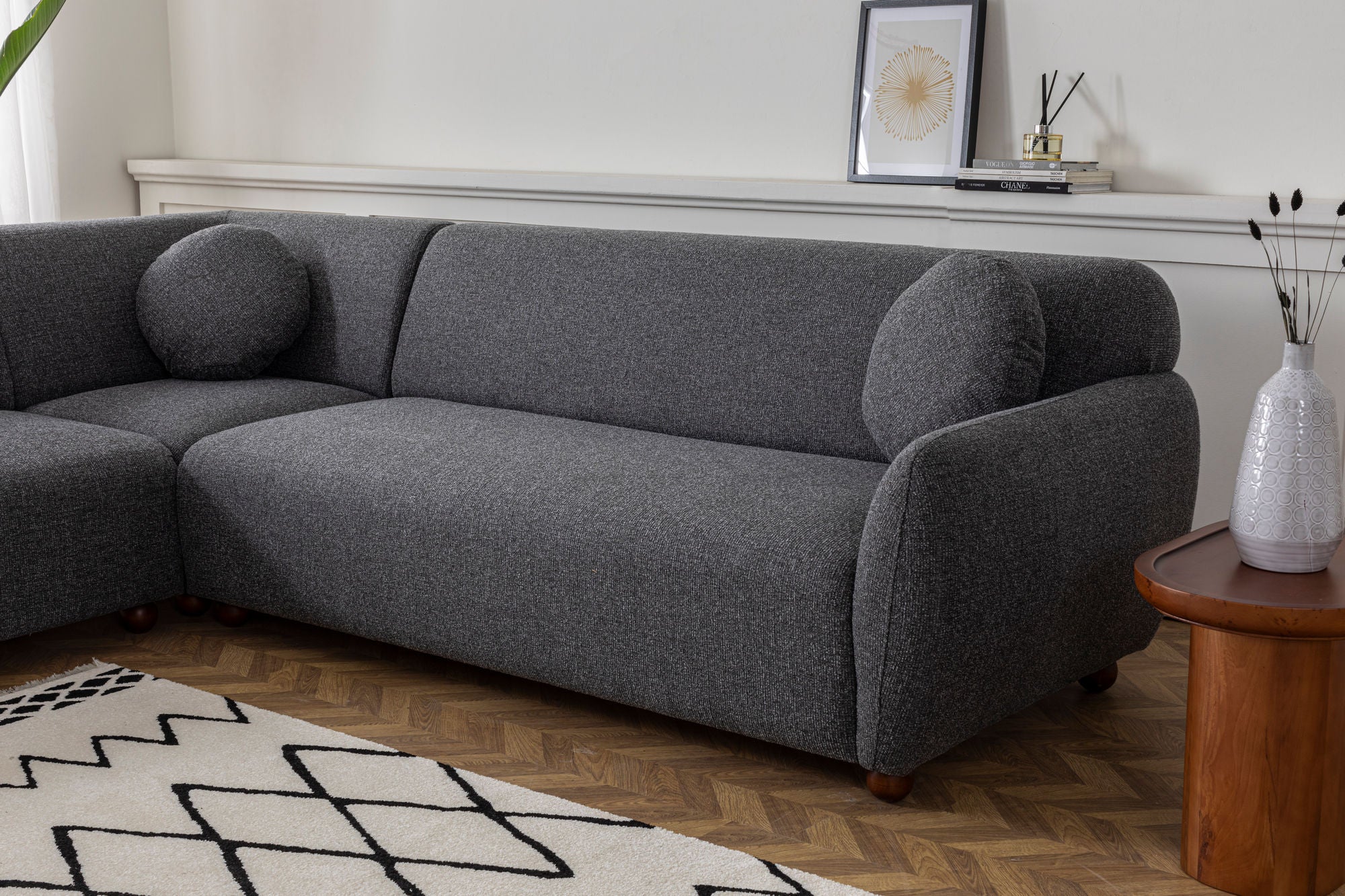 Sofá de canto elegante, cinza escuro, 280 x 280 cm | Estrutura em madeira de faia e aglomerado, 100% poliéster, 2 almofadas incluídas | Design elegante para espaços de convivência modernos