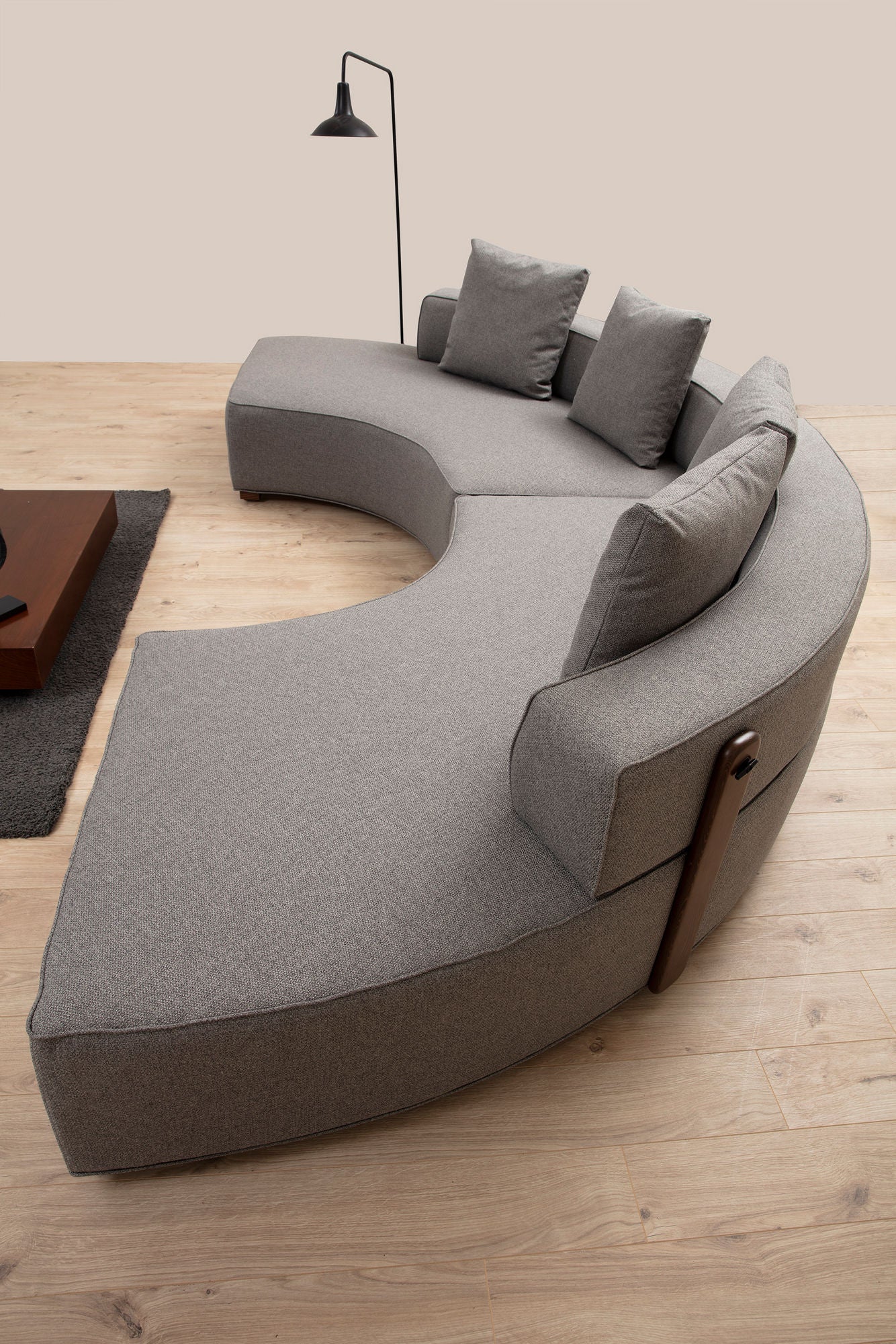 Sofá de canto elegante, cinza, 360 x 105 cm | Estrutura em madeira de faia e aglomerado, 100% poliéster, 4 almofadas incluídas | Design escandinavo moderno para residências e hotéis