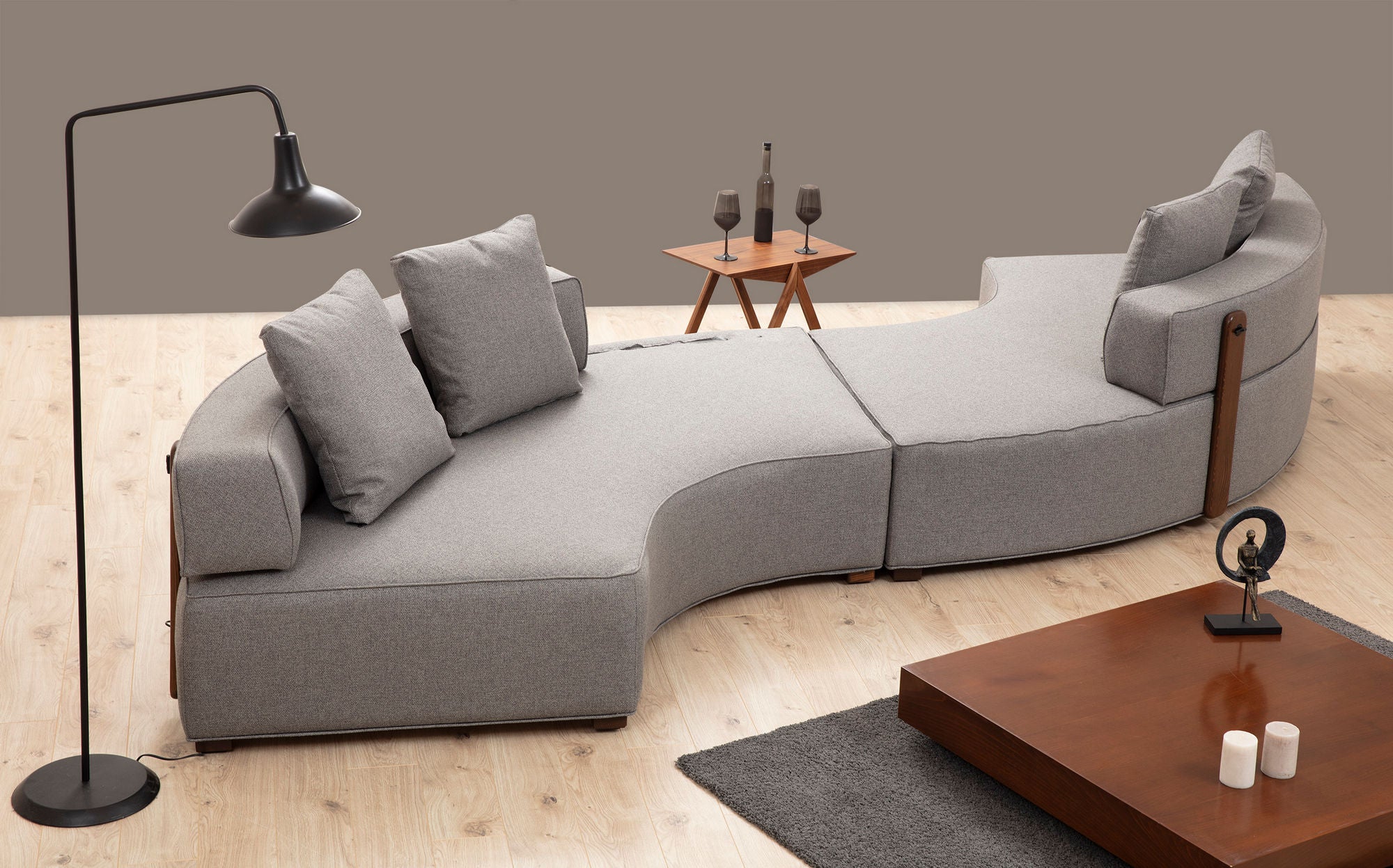 Sofá de canto elegante, cinza, 380 cm | Estrutura em madeira de faia e aglomerado, 100% poliéster, espuma macia e almofadas de penas | Inclui 2 almofadas, pernas de nogueira, design escandinavo