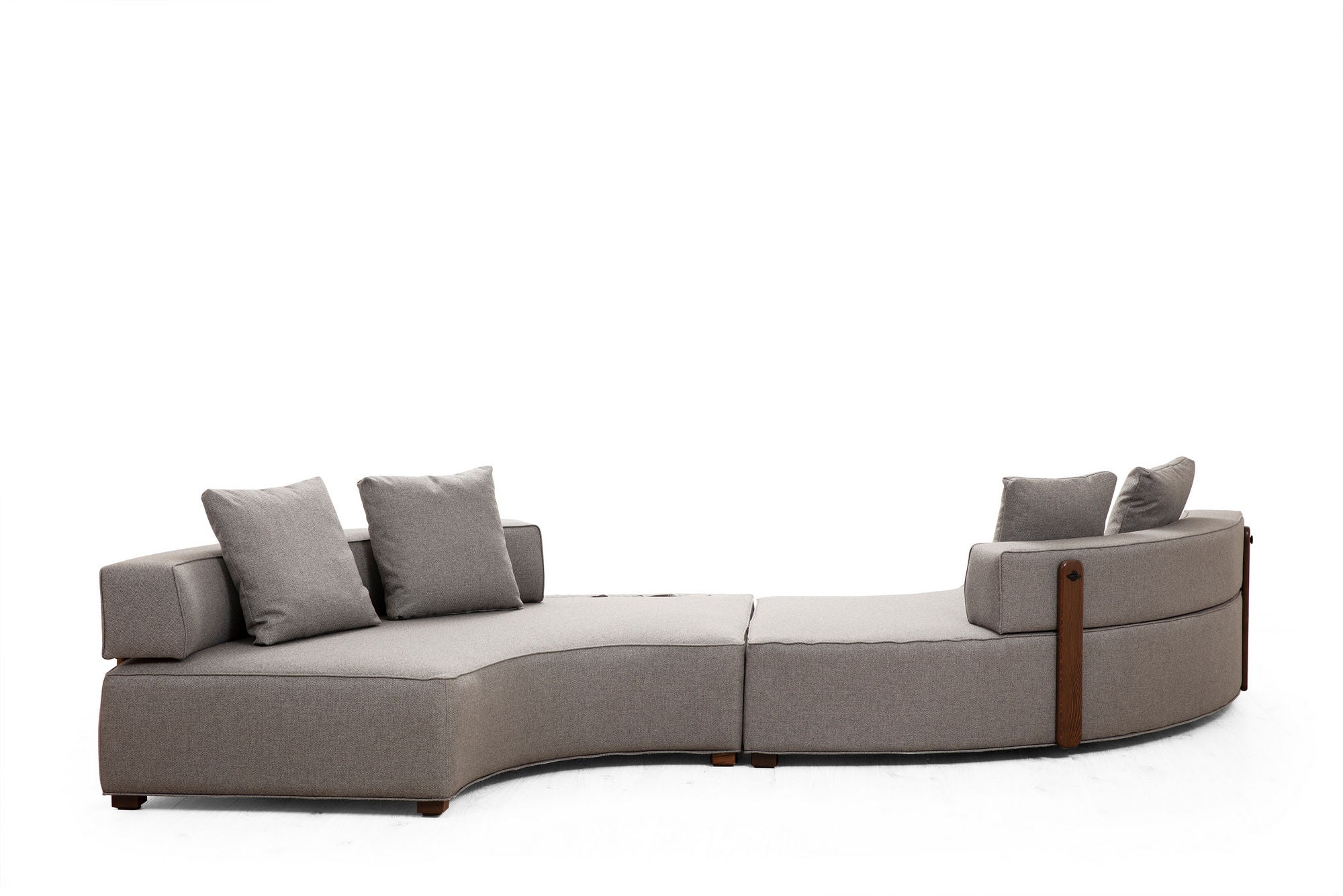 Sofá de canto elegante, cinza, 380 cm | Estrutura em madeira de faia e aglomerado, 100% poliéster, espuma macia e almofadas de penas | Inclui 2 almofadas, pernas de nogueira, design escandinavo