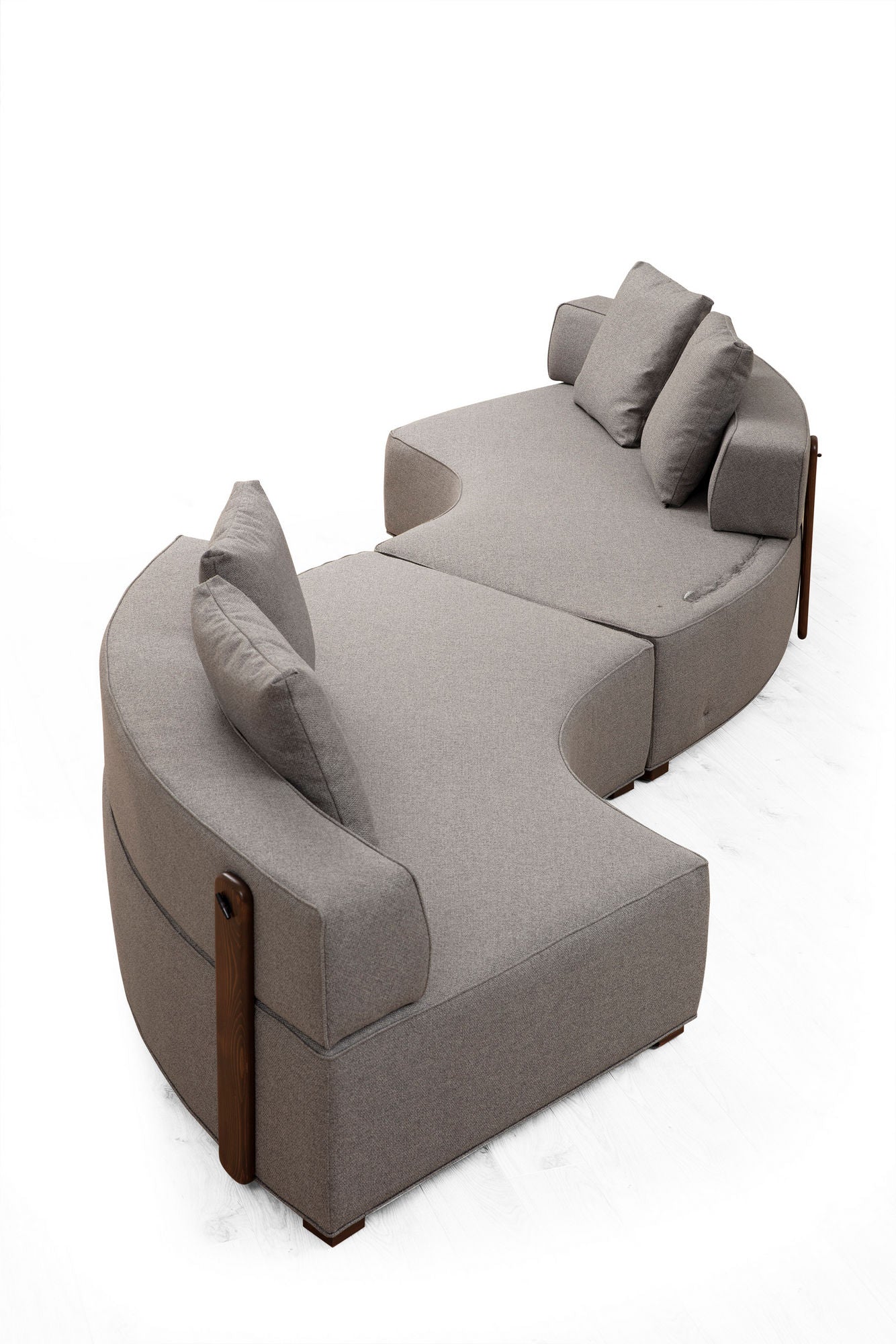Sofá de canto elegante, cinza, 380 cm | Estrutura em madeira de faia e aglomerado, 100% poliéster, espuma macia e almofadas de penas | Inclui 2 almofadas, pernas de nogueira, design escandinavo